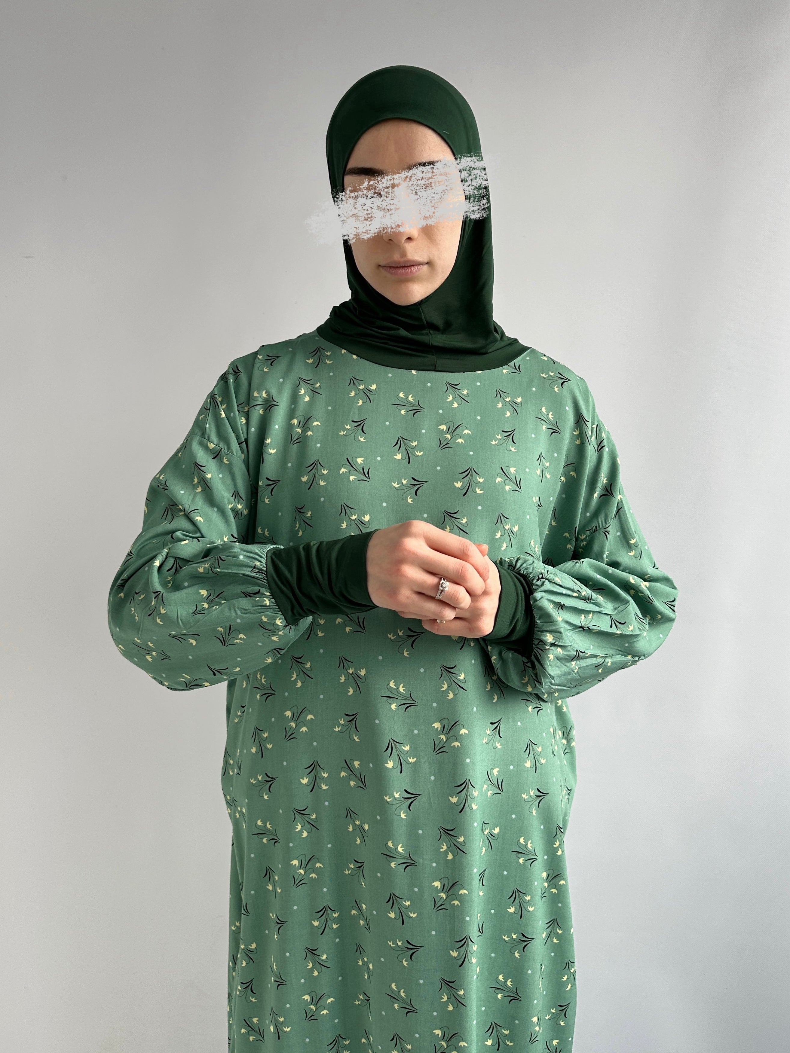 Robe de prière avec cagoule intégrée, il n’y a qu’à l’enfiler pour être couverte de la tête au pieds, en confort. Tissu très agréable à imprimés fleuris. Cette robe est idéale pour la prière et convient aux grandes tailles.