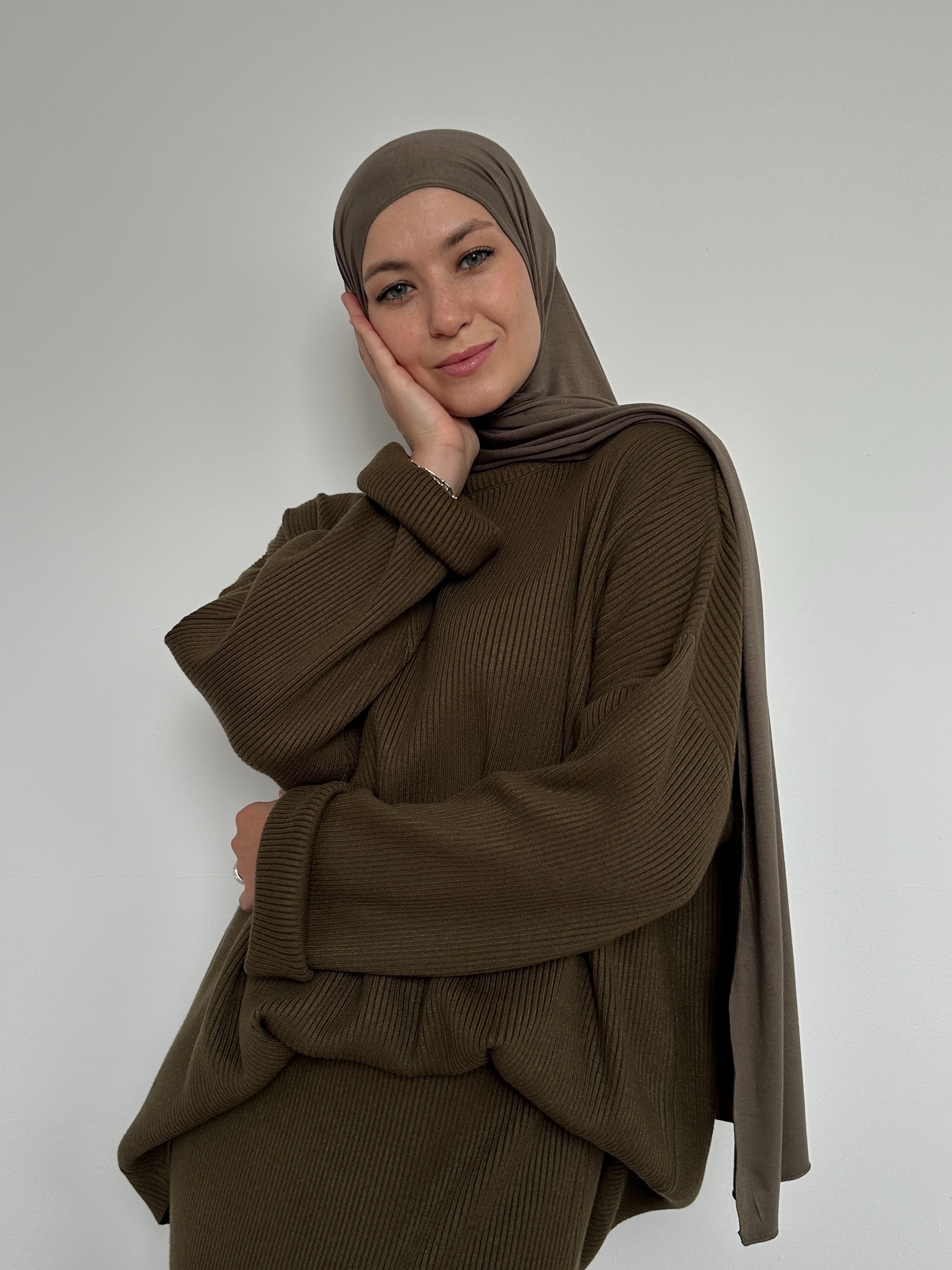 Ensemble Maille Jupe et Pull kaki– jupe 100 cm et pull col montant avec manches tombantes – BANTIK