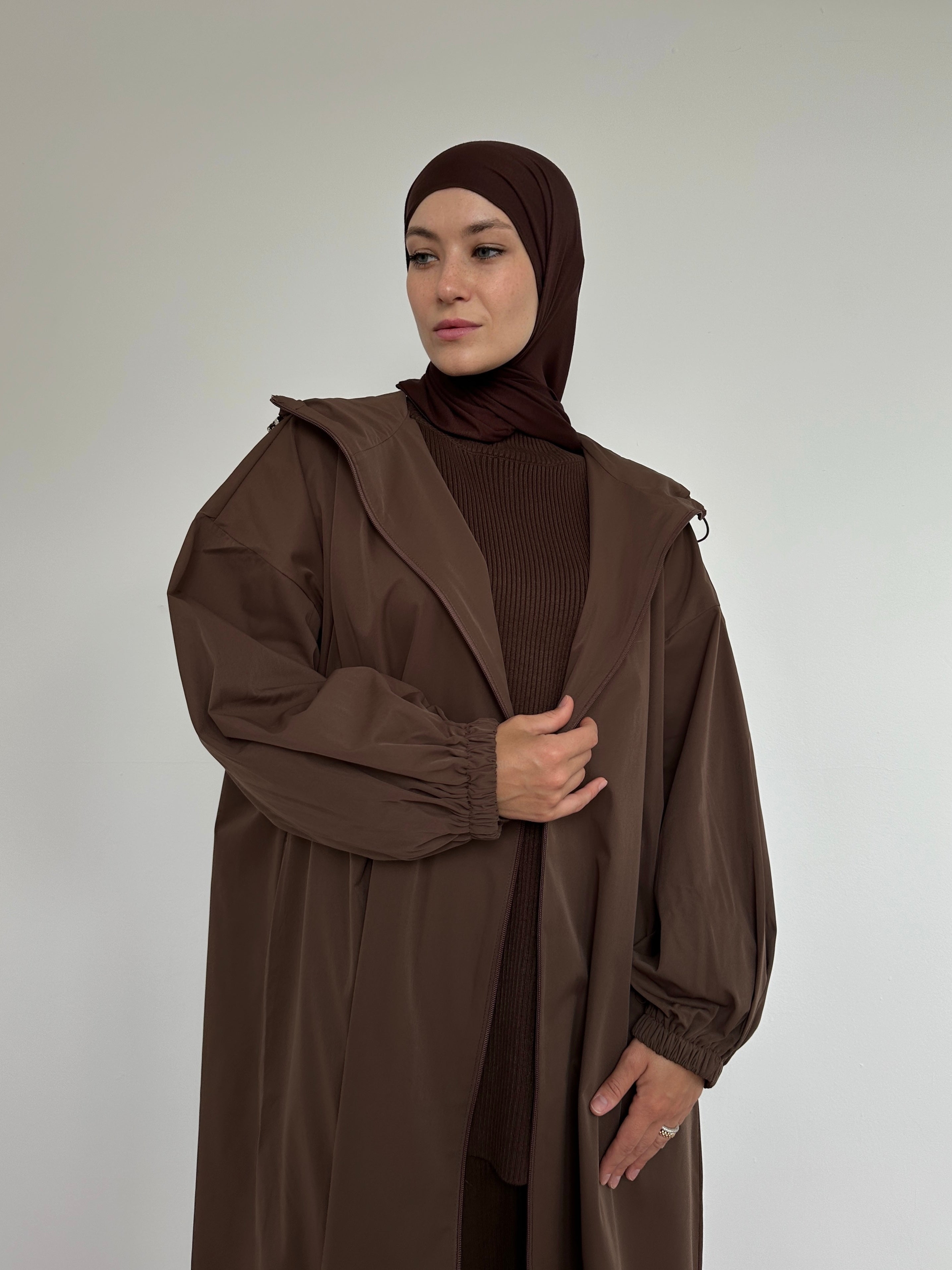 Veste imperméable femme à capuche avec poches latérales, légère et étanche, idéale pour la pluie
