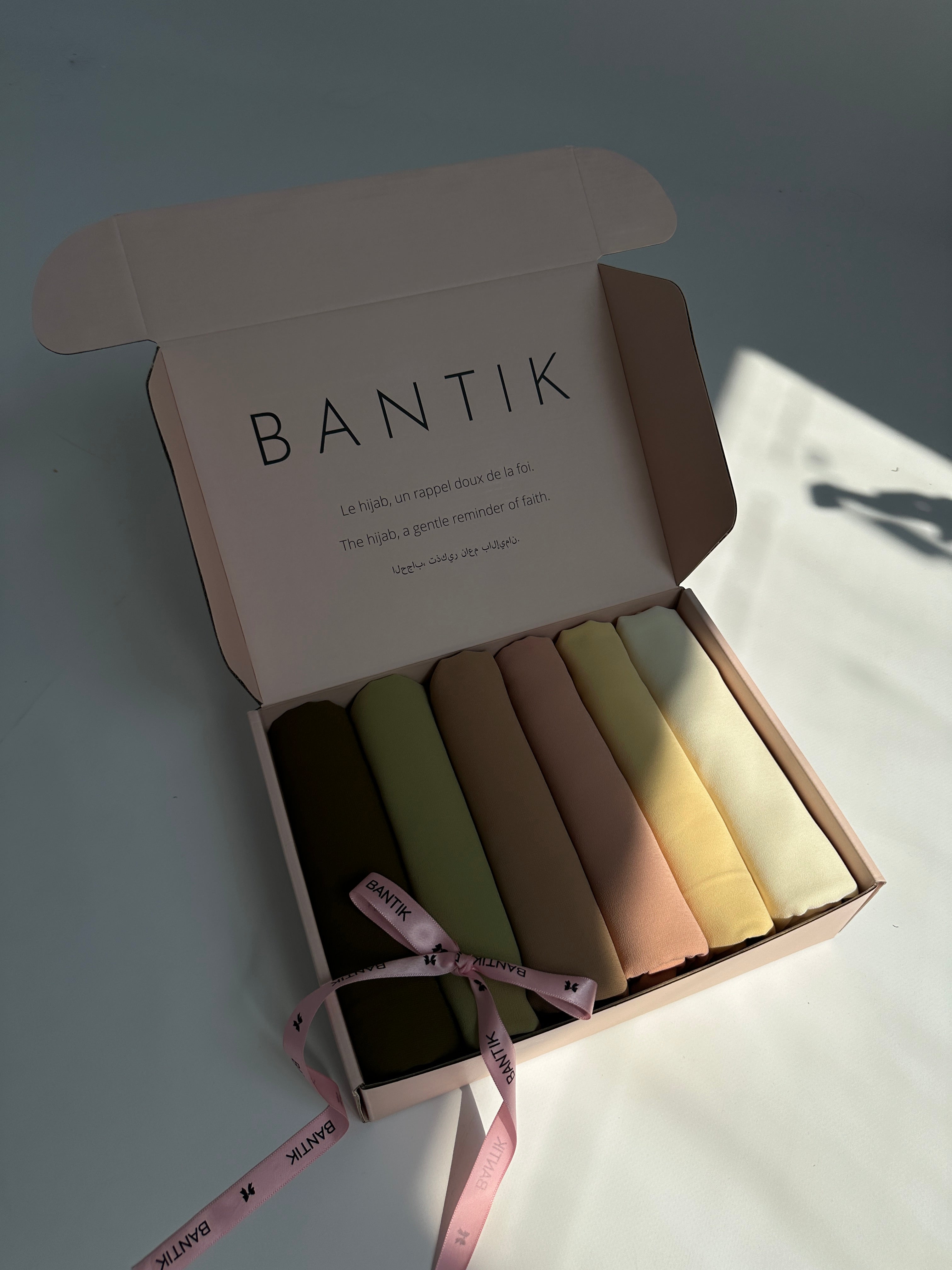 • hijab mousseline beige fluide
• box de hijabs en mousseline 6 couleurs
• hijab long et léger pour femme musulmane