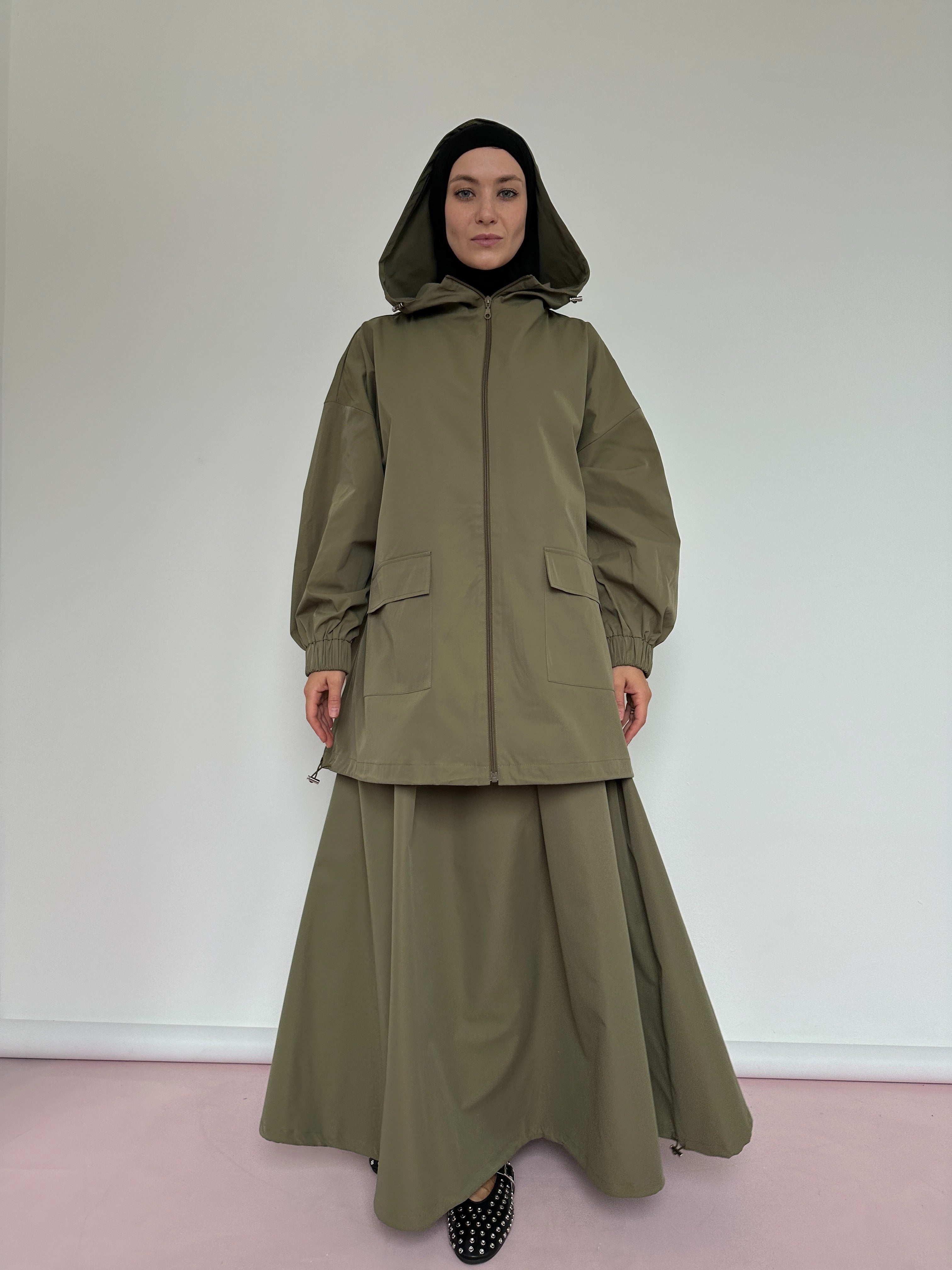 Style élégant et protection contre la pluie Jupe longue imperméable + pull léger avec capuche et fermeture éclair. Parfait pour un look tendance et pratique en toute saison