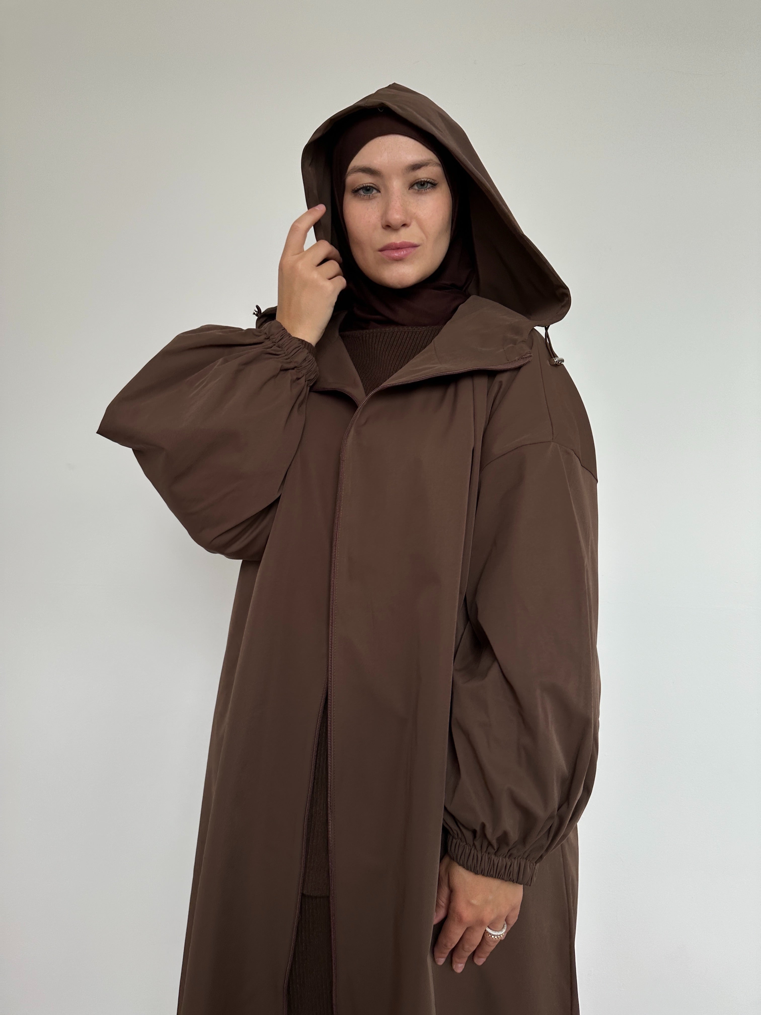 Veste imperméable femme à capuche avec poches latérales, légère et étanche, idéale pour la pluie