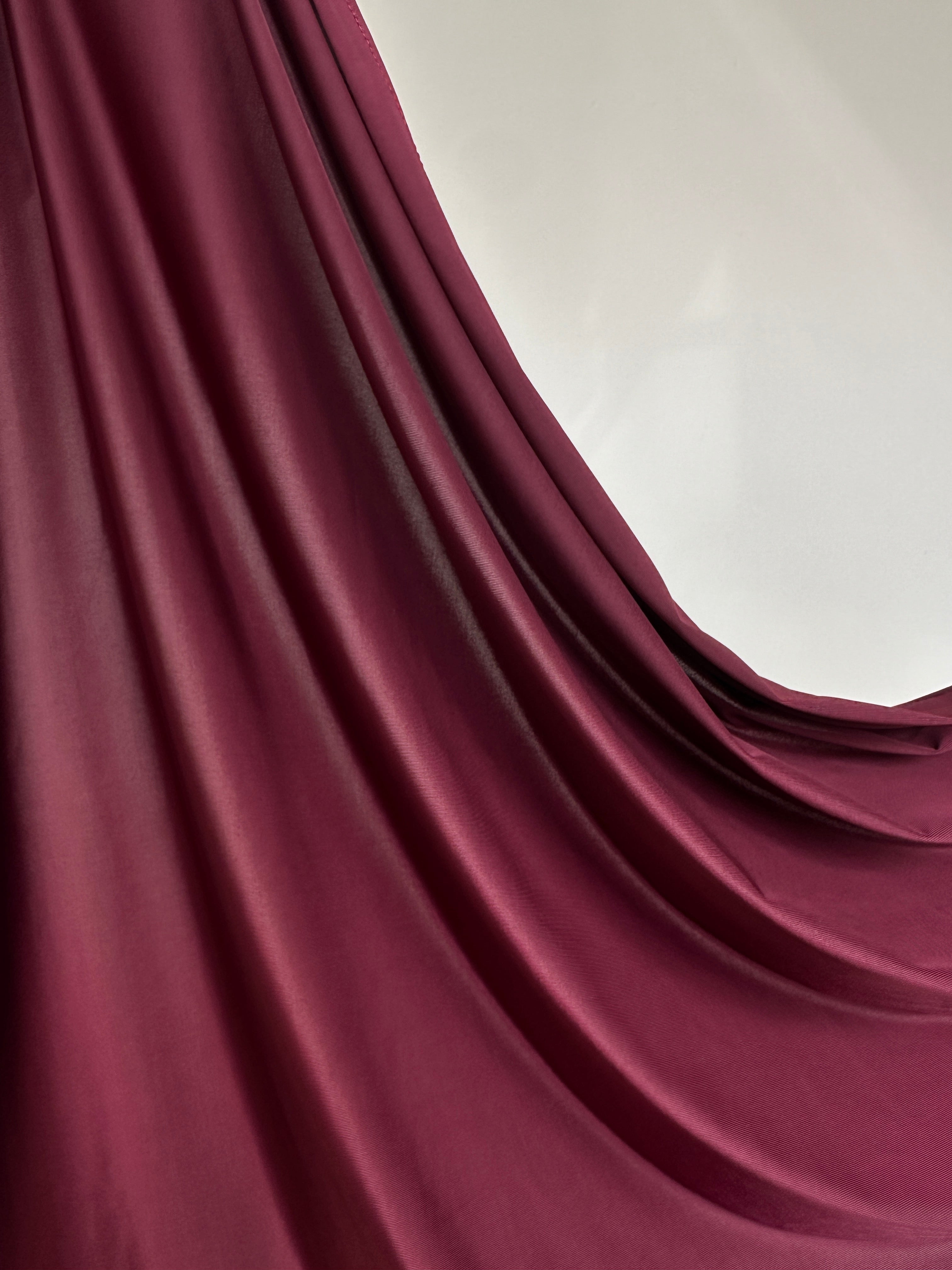 Vue rapprochée du hijab jersey liquide bordeaux effet satiné.