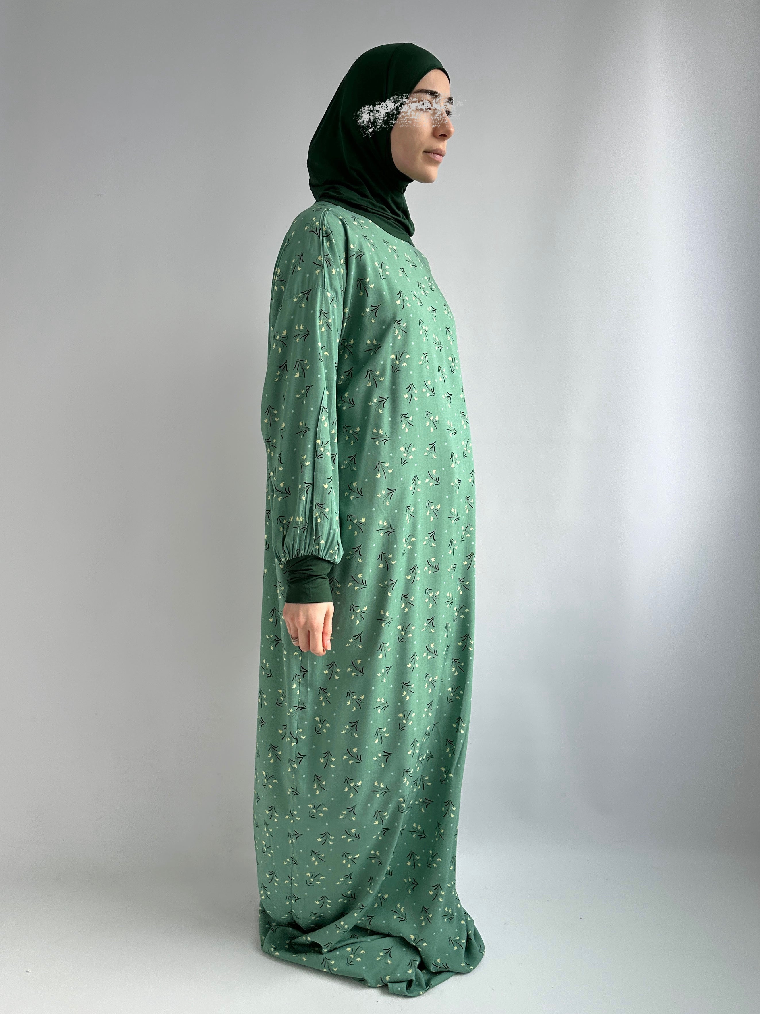 Robe de prière avec cagoule intégrée, il n’y a qu’à l’enfiler pour être couverte de la tête au pieds, en confort. Tissu très agréable à imprimés fleuris. Cette robe est idéale pour la prière et convient aux grandes tailles.