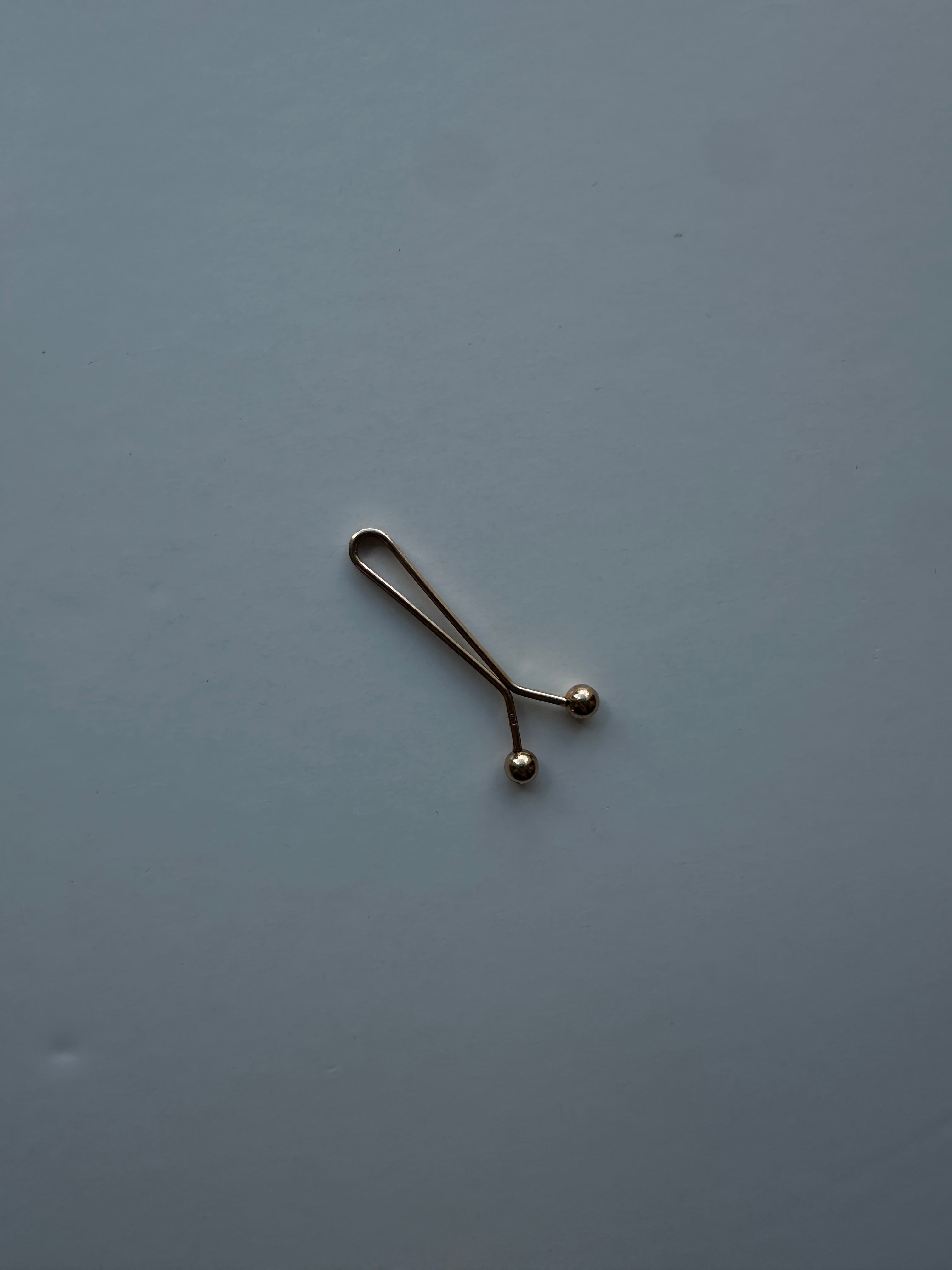 Fixez votre hijab en toute sécurité avec cette pince pratique. Sa conception douce protège le tissu tout en offrant un maintien fiable pour toutes vos tenues.