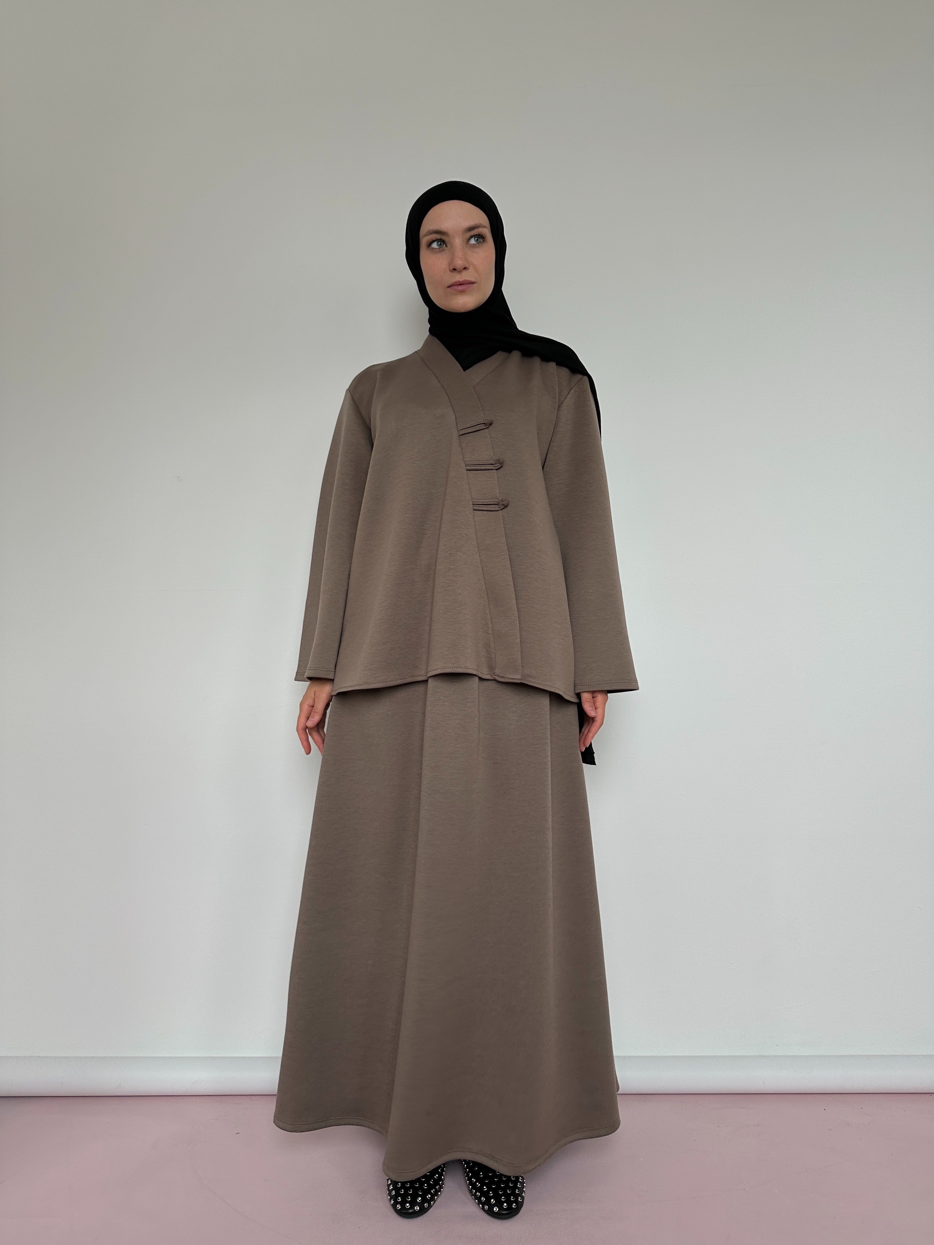 Ensemble Sakura taupe – jupe longue avec poches et blouse kimono élégante BANTIK