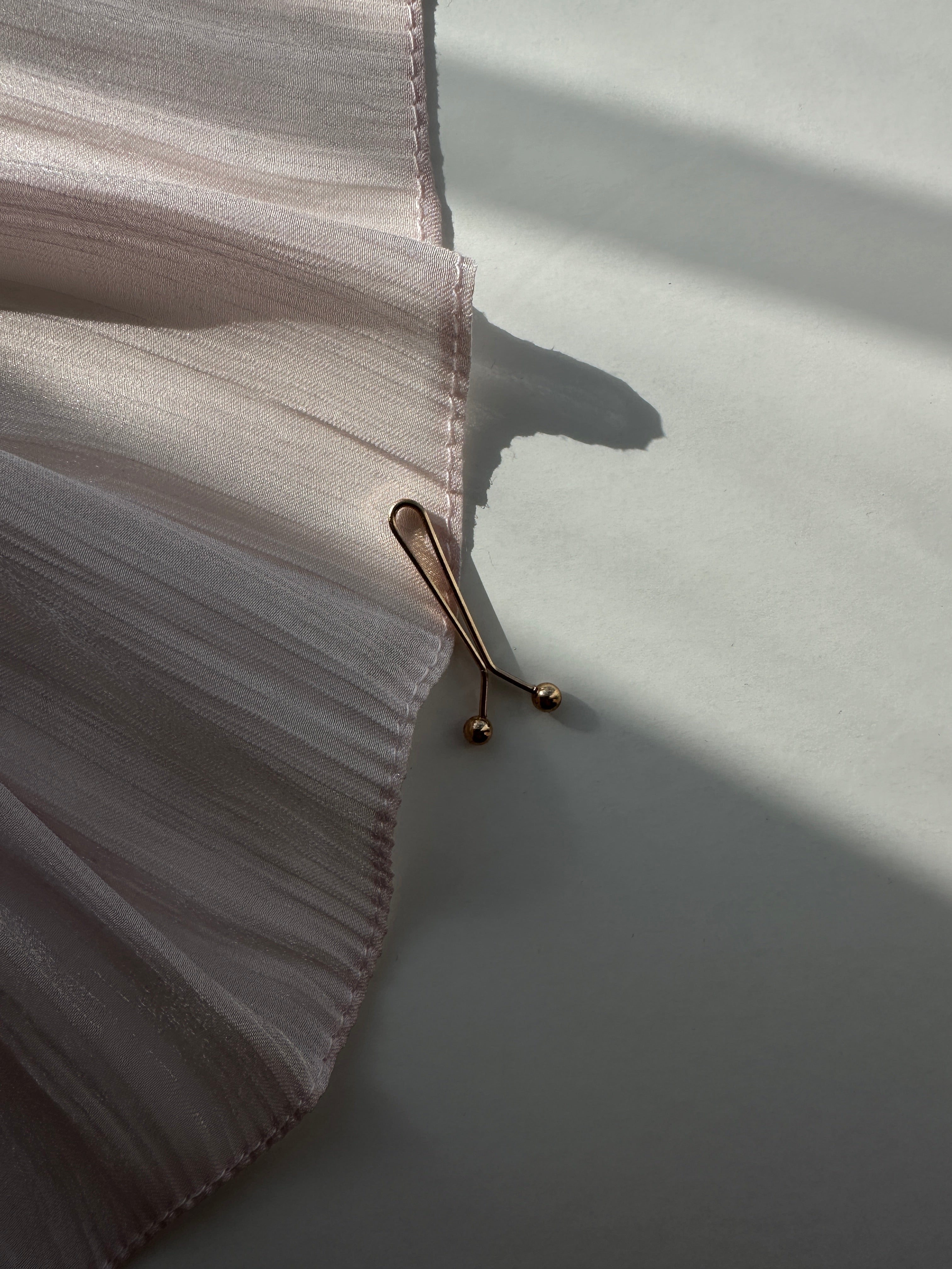 Cette pince pour hijab combine maintien et confort. Elle protège le tissu délicat tout en vous permettant de porter votre voile avec style et sécurité.