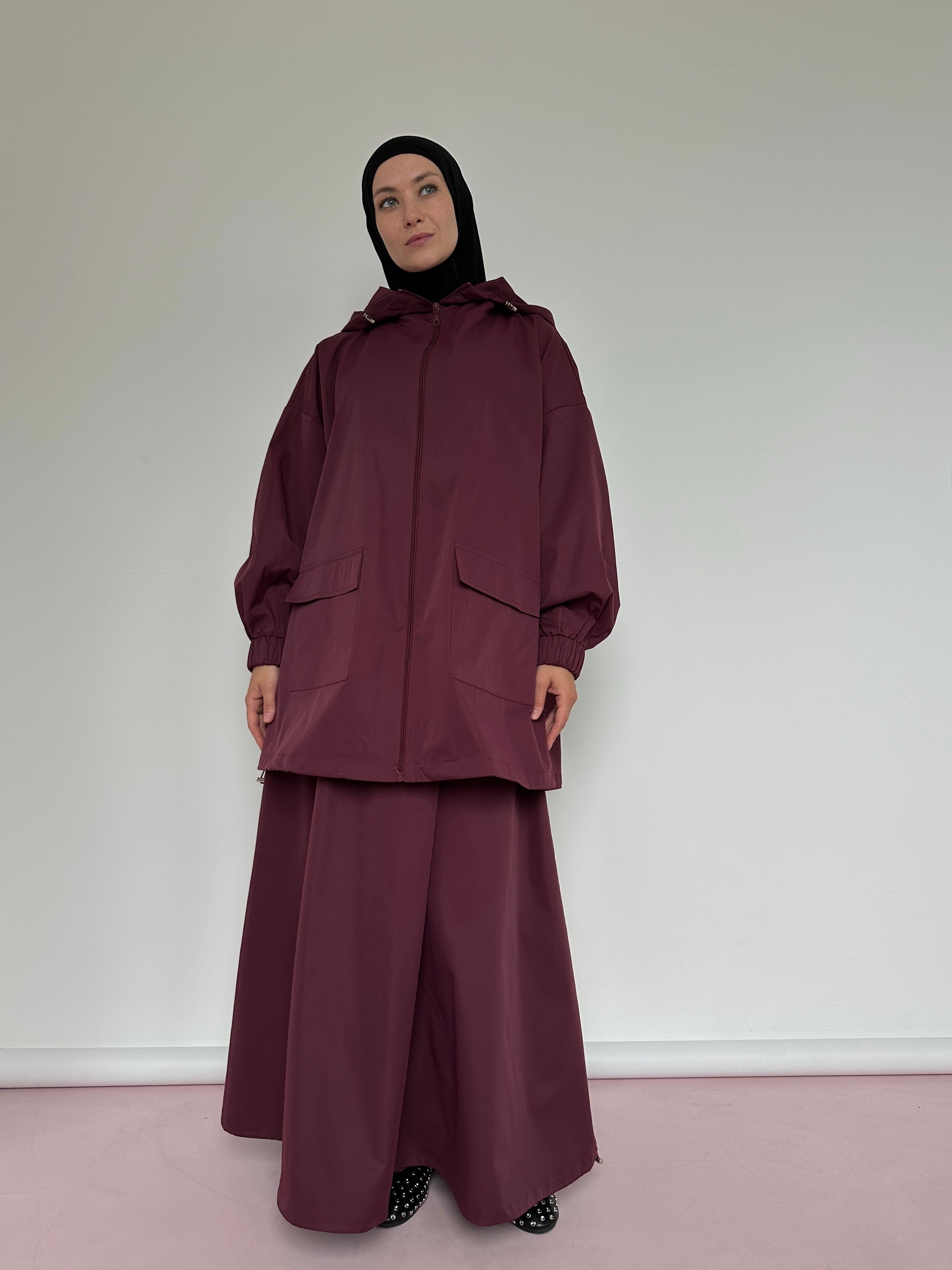 Style élégant et protection contre la pluie ☔️. Jupe longue imperméable + pull léger avec capuche et fermeture éclair. Parfait pour un look tendance et pratique en toute saison