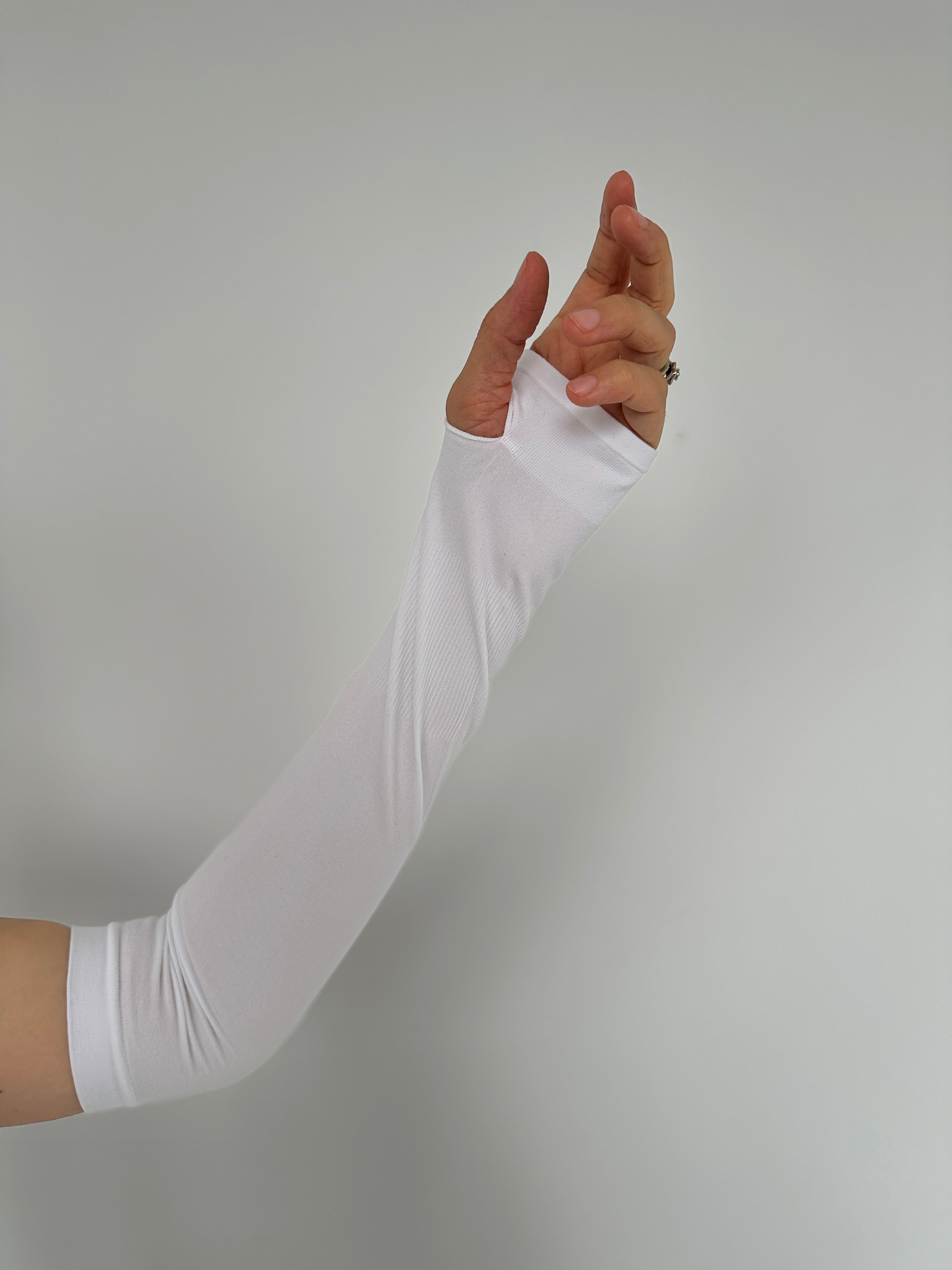 manches sous abaya
• manches de maintien hijab
• manches longues pour abaya
• protection avant-bras abaya
• accessoires pour femmes voilées
• manches invisibles abaya
• tenue pudique femme musulmane
• modest fashion France
• vêtements musulmans femme
• manches blanches sous kimono