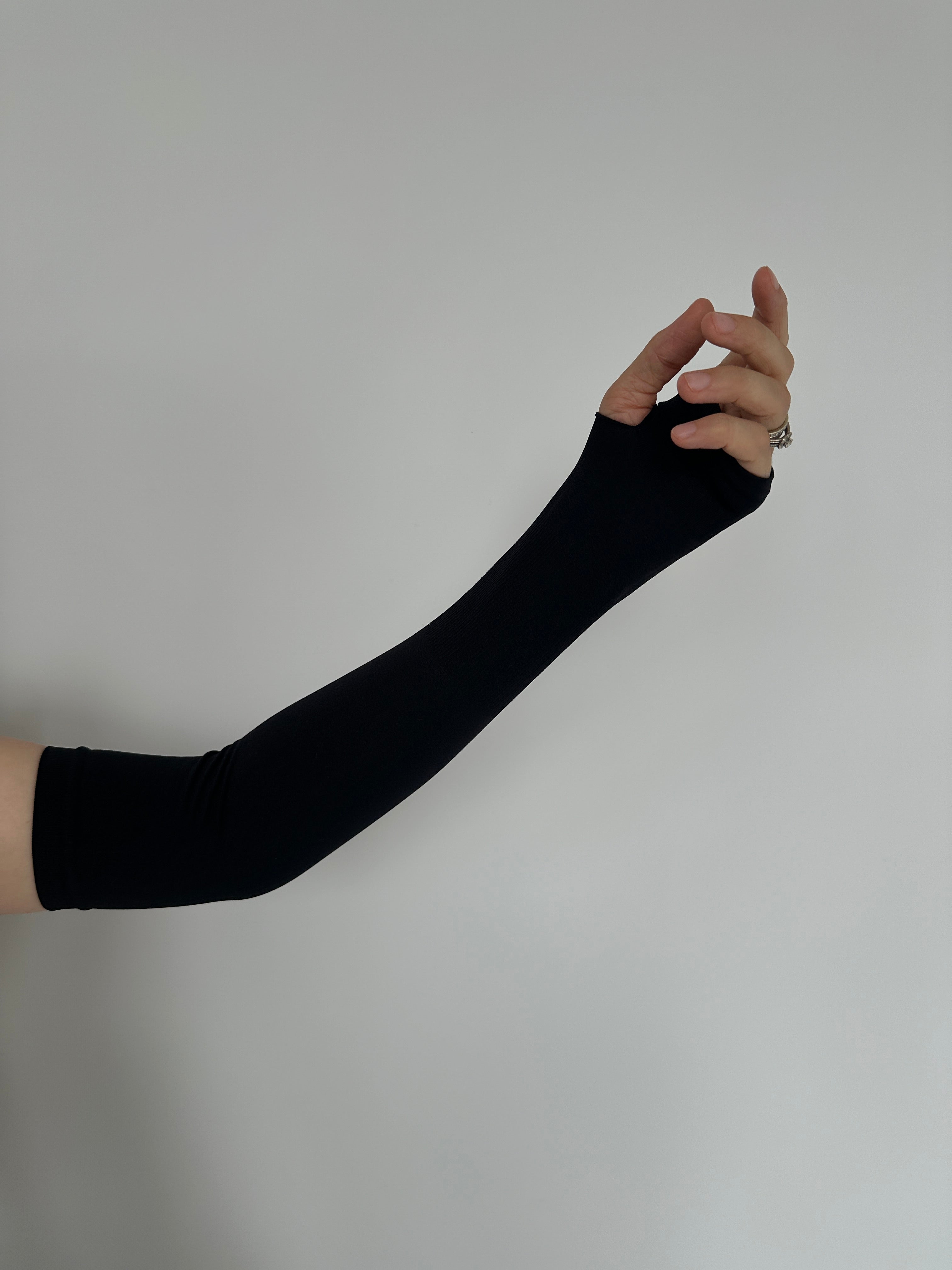 manches sous abaya
• manches de maintien hijab
• manches longues pour abaya
• protection avant-bras abaya
• accessoires pour femmes voilées
• manches invisibles abaya
• tenue pudique femme musulmane
• modest fashion France
• vêtements musulmans femme
• manches blanches sous kimono