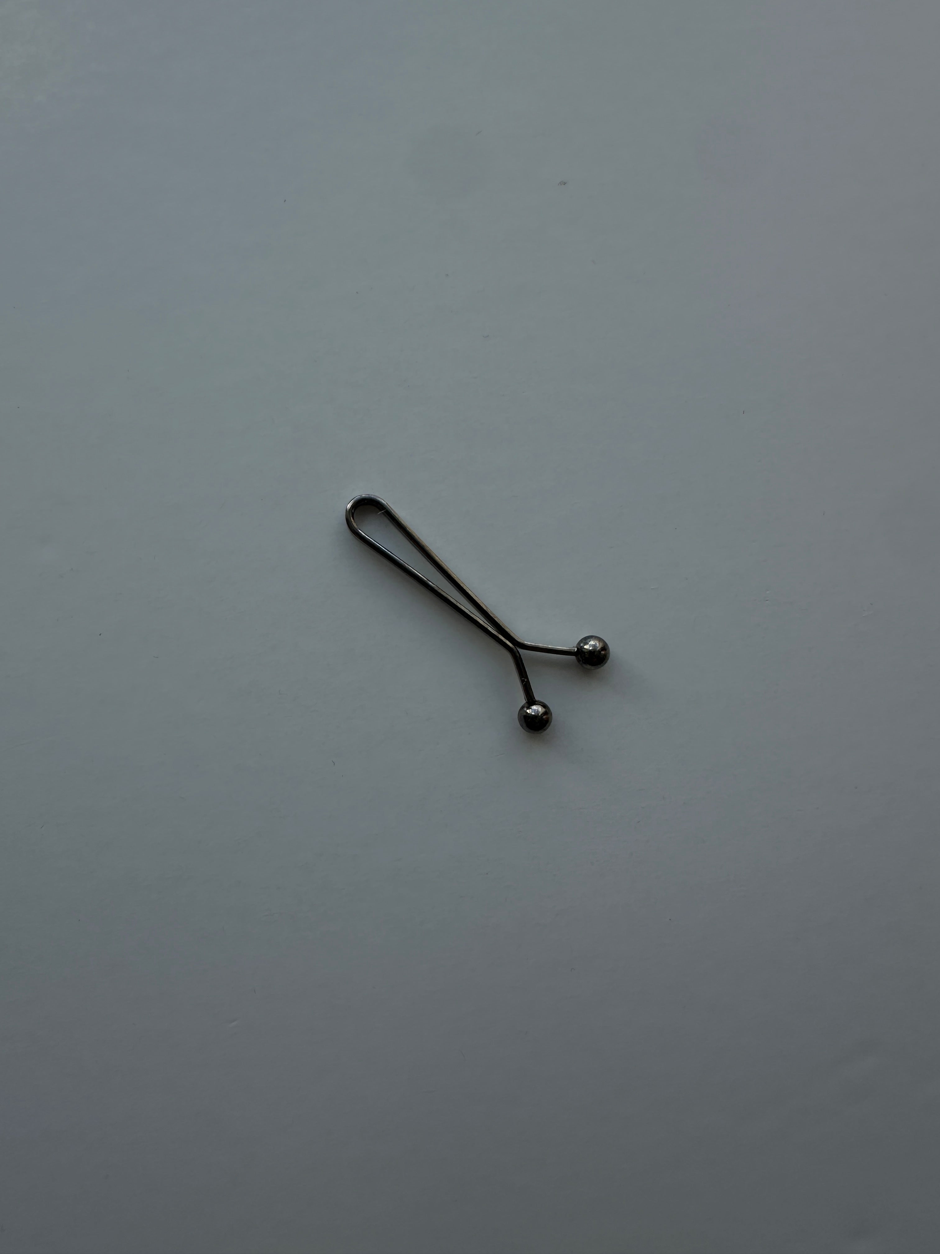 Avec cette pince pour hijab, votre voile reste parfaitement en place. Accessoire simple, élégant et sûr, adapté à un port quotidien ou pour des événements spéciaux.