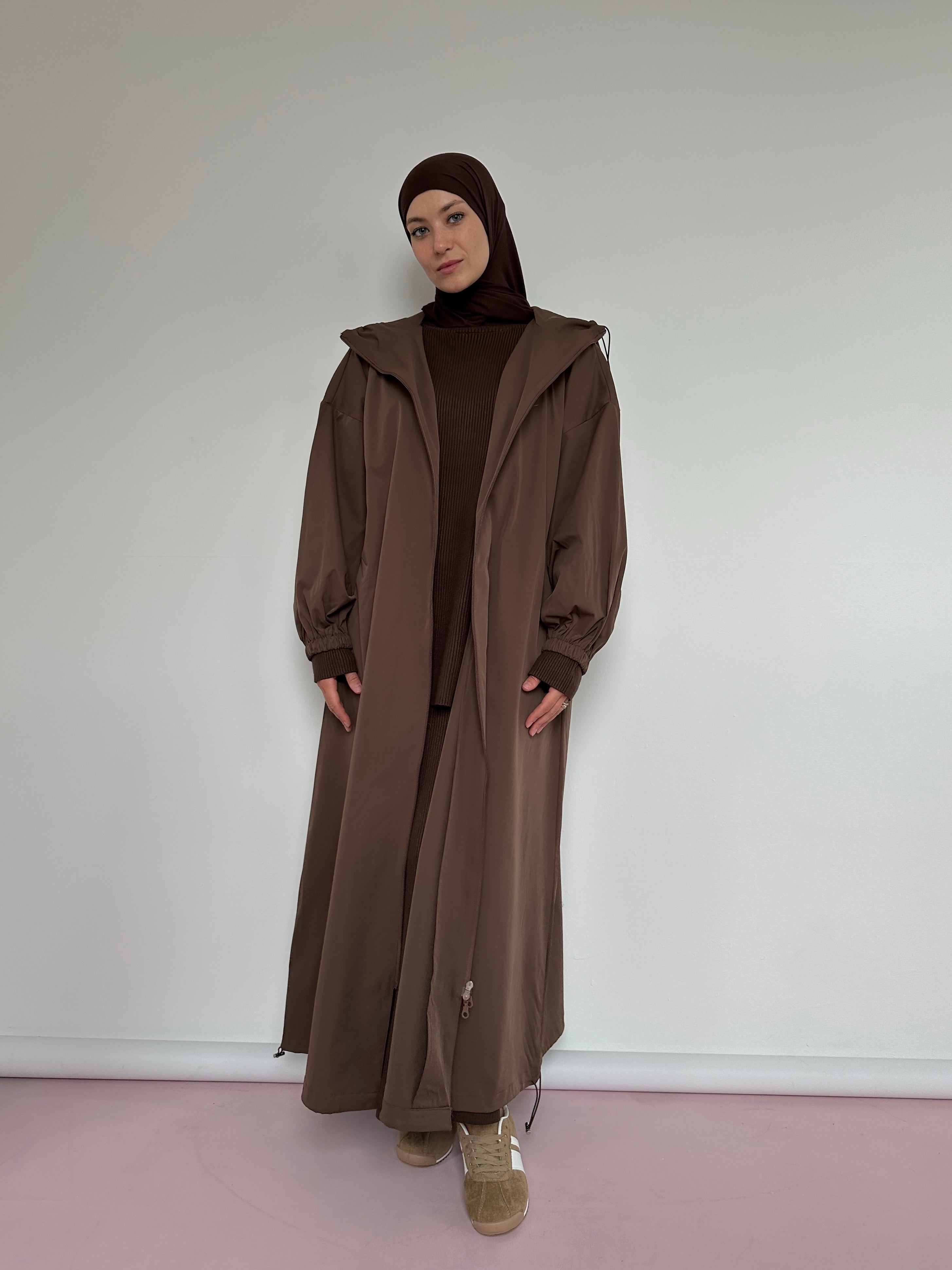 Veste imperméable femme à capuche avec poches latérales, légère et étanche, idéale pour la pluie