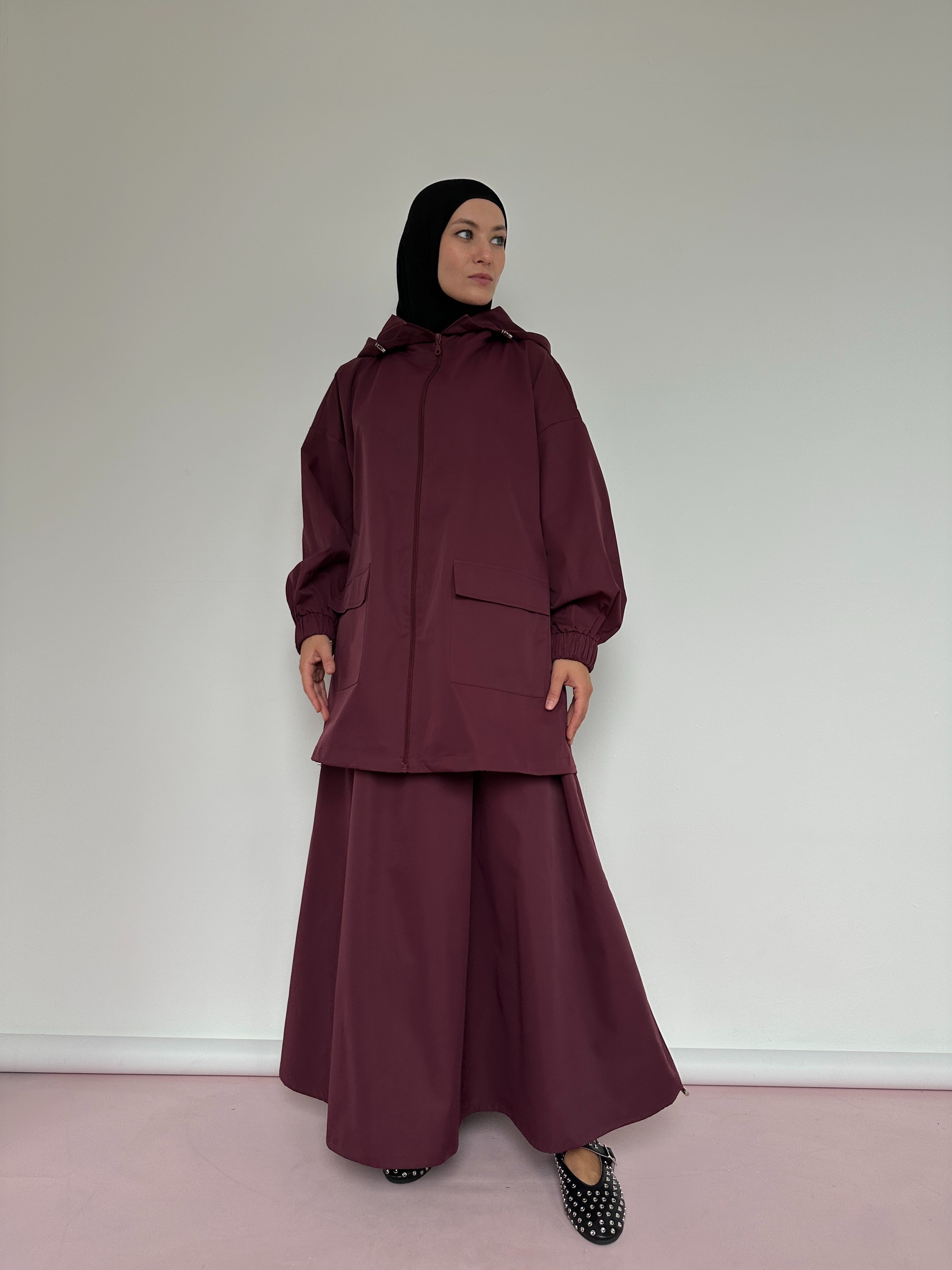 Style élégant et protection contre la pluie ☔️. Jupe longue imperméable + pull léger avec capuche et fermeture éclair. Parfait pour un look tendance et pratique en toute saison