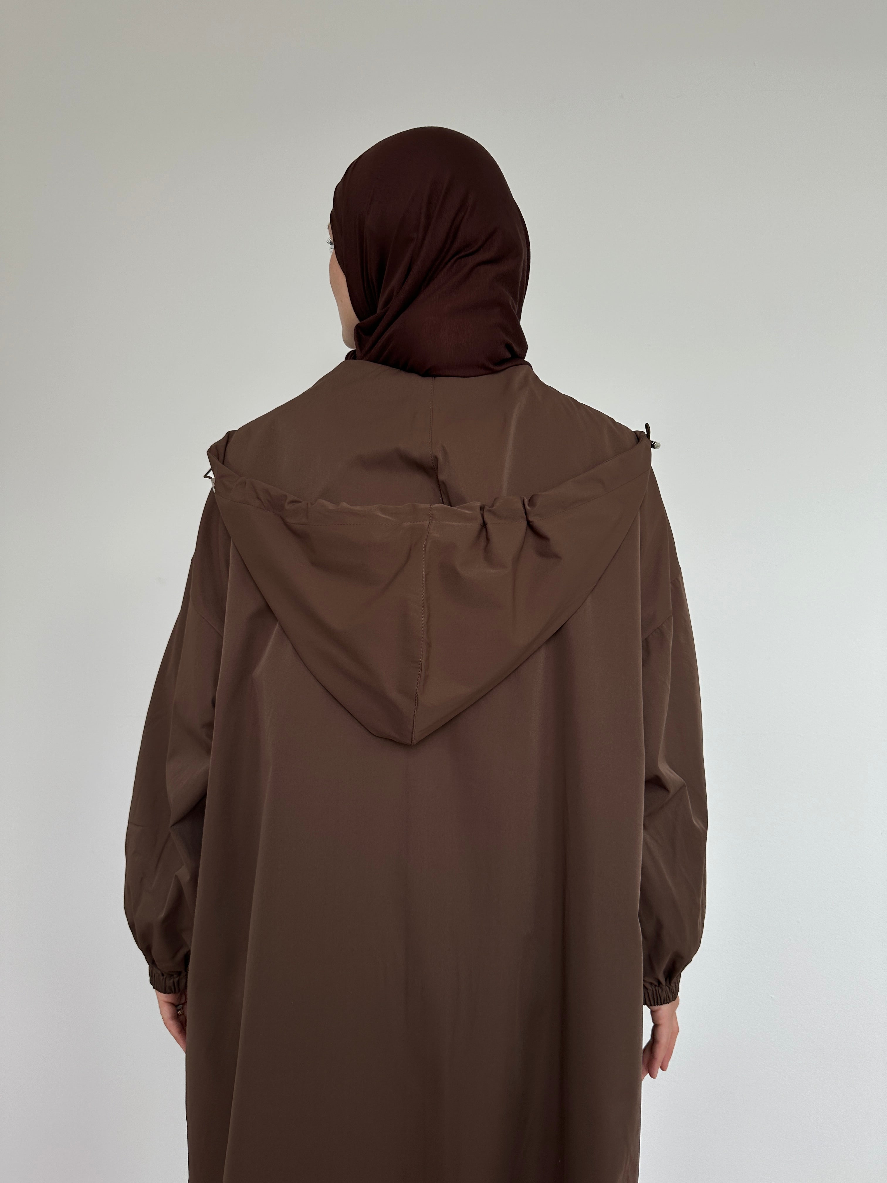 Veste imperméable femme à capuche avec poches latérales, légère et étanche, idéale pour la pluie