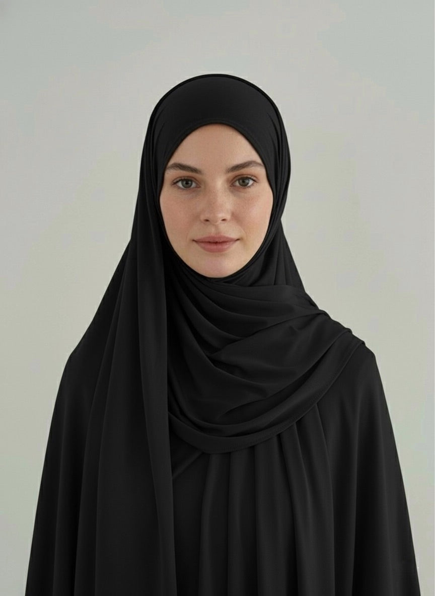 Hijab long noir en jersey liquide, style sophistiqué, couverture optimale Noir