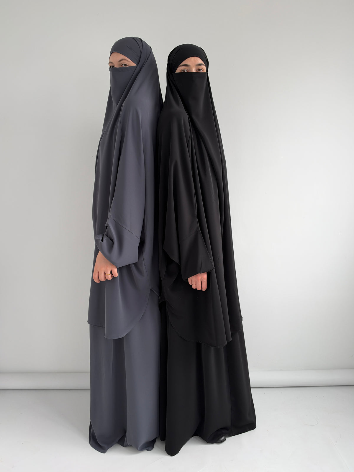 Jilbab 2 pièces noir porté par une femme