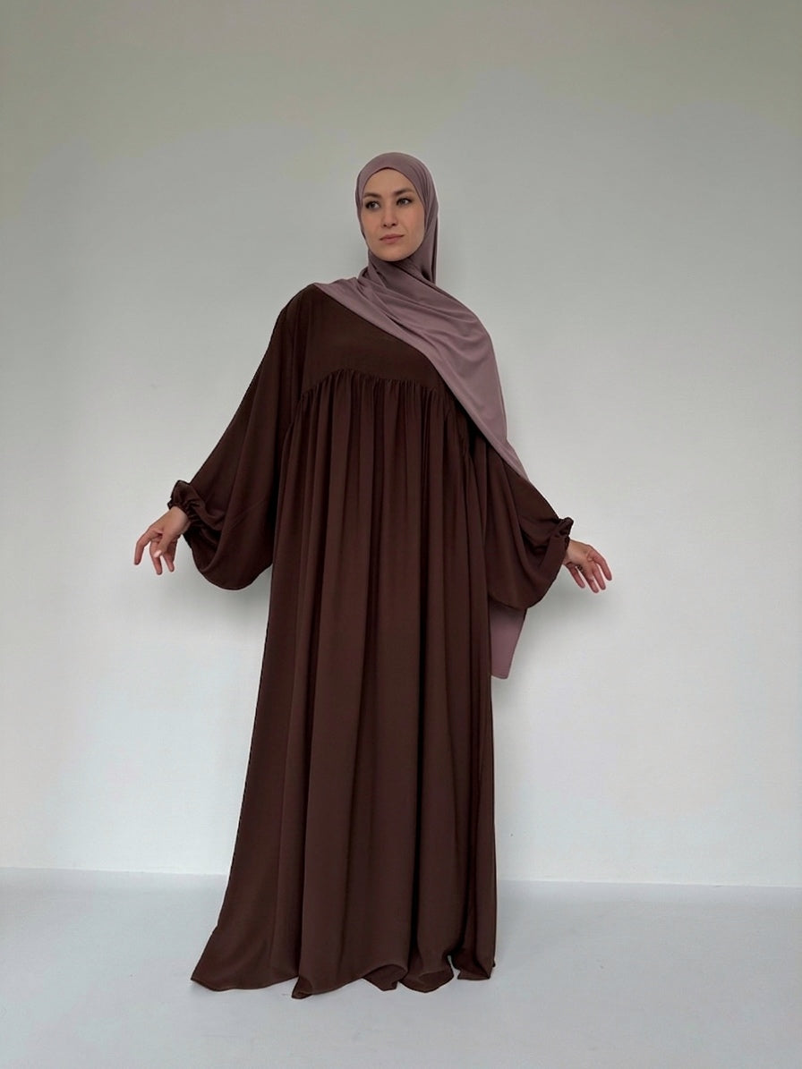 Robe longue Abaya Assia chocolat en soie de Médine de la marque BANTIK, vue de face complète sur mannequin, style pudique et fluide.