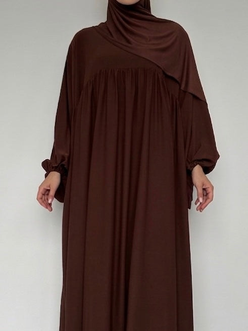 Femme portant l'abaya longue Assia chocolat de chez Bantik en soie de Médine