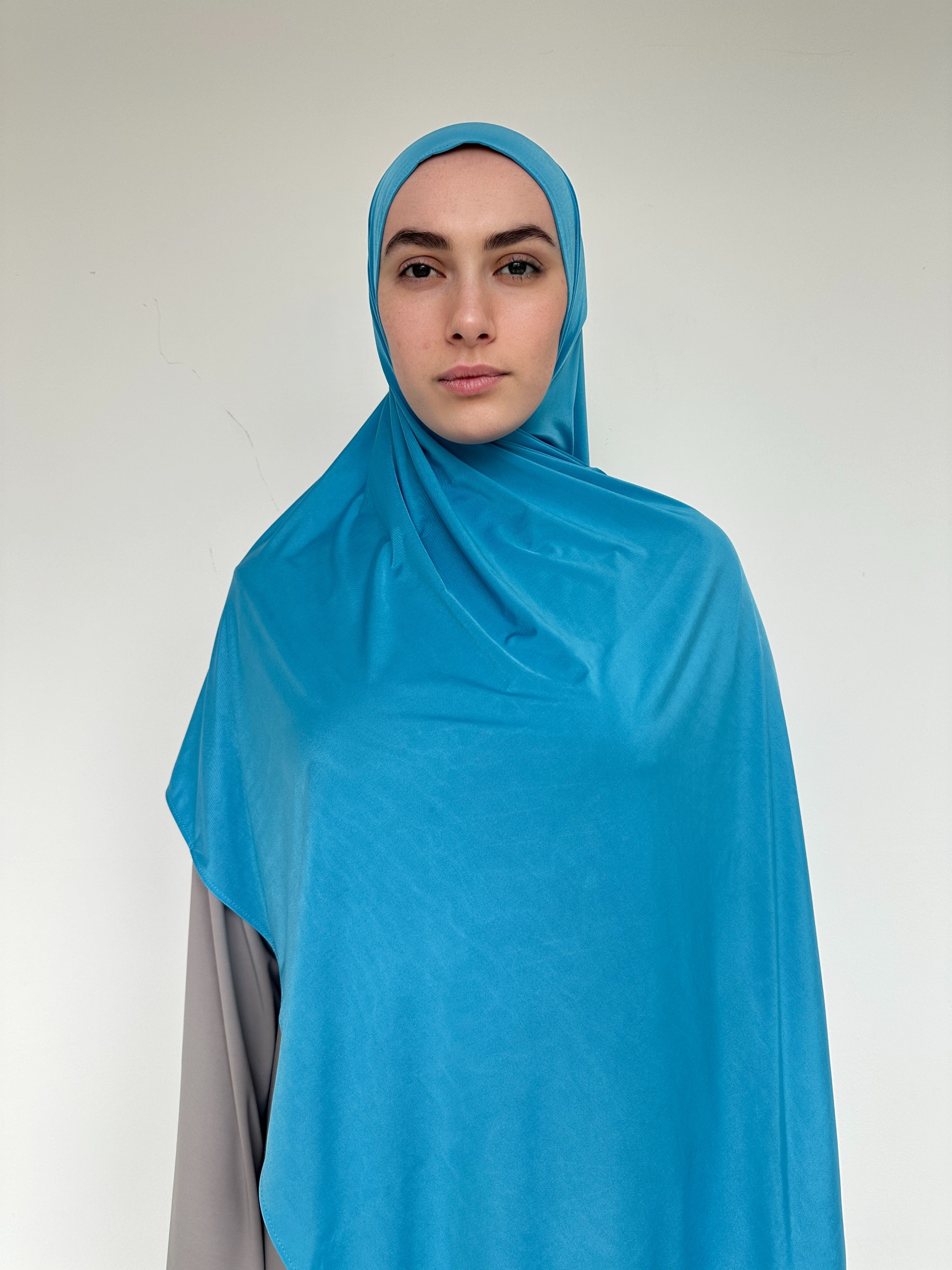 Hijab extensible bleu ciel azur, couvrance maximale format XL.