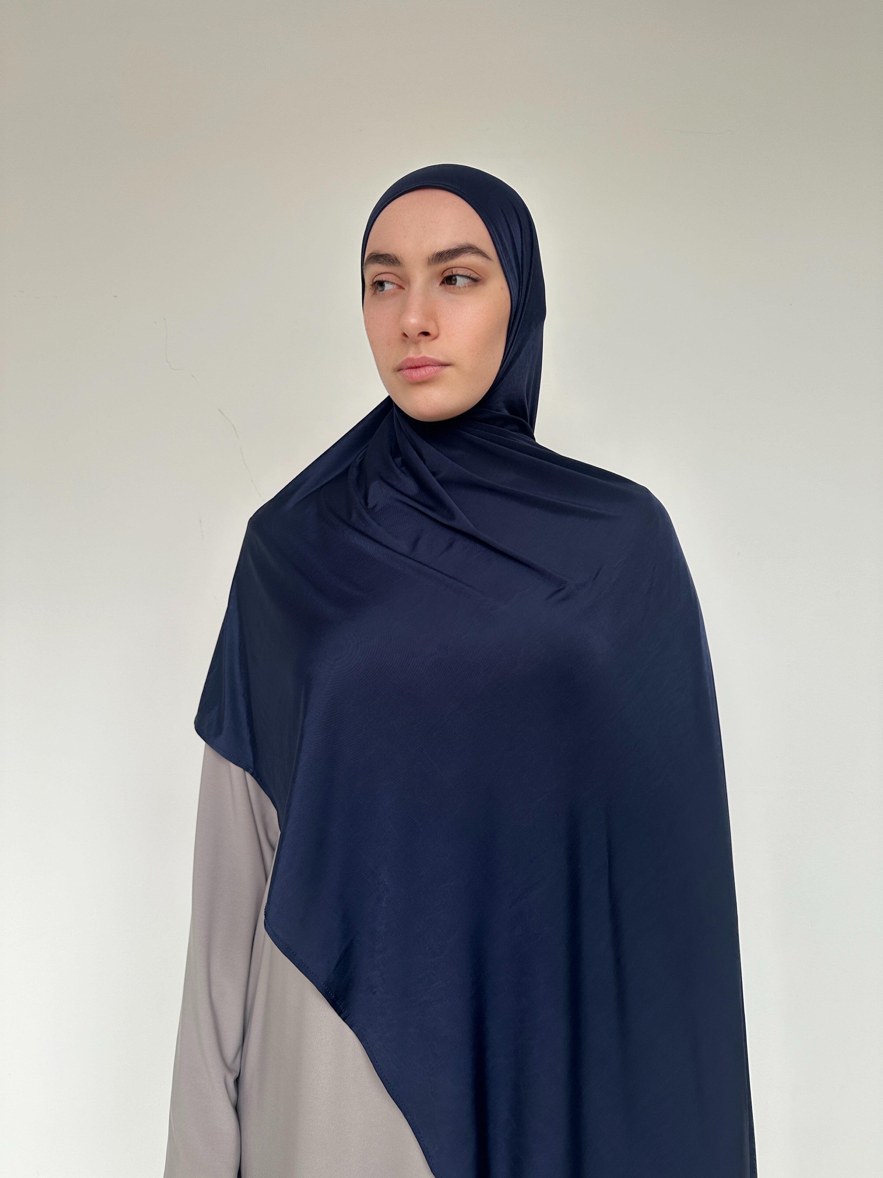 Hijab Jersey Liquid bleu marine foncé, un classique élégant.