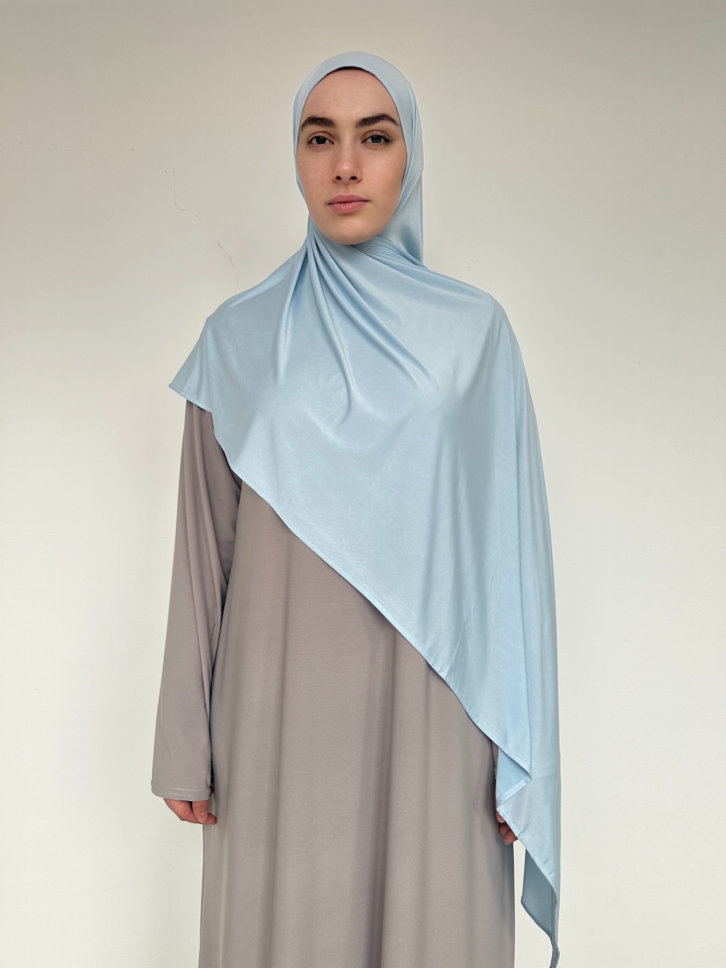 Hijab Jersey Liquid bleu nuage, une nuance pastel très claire.