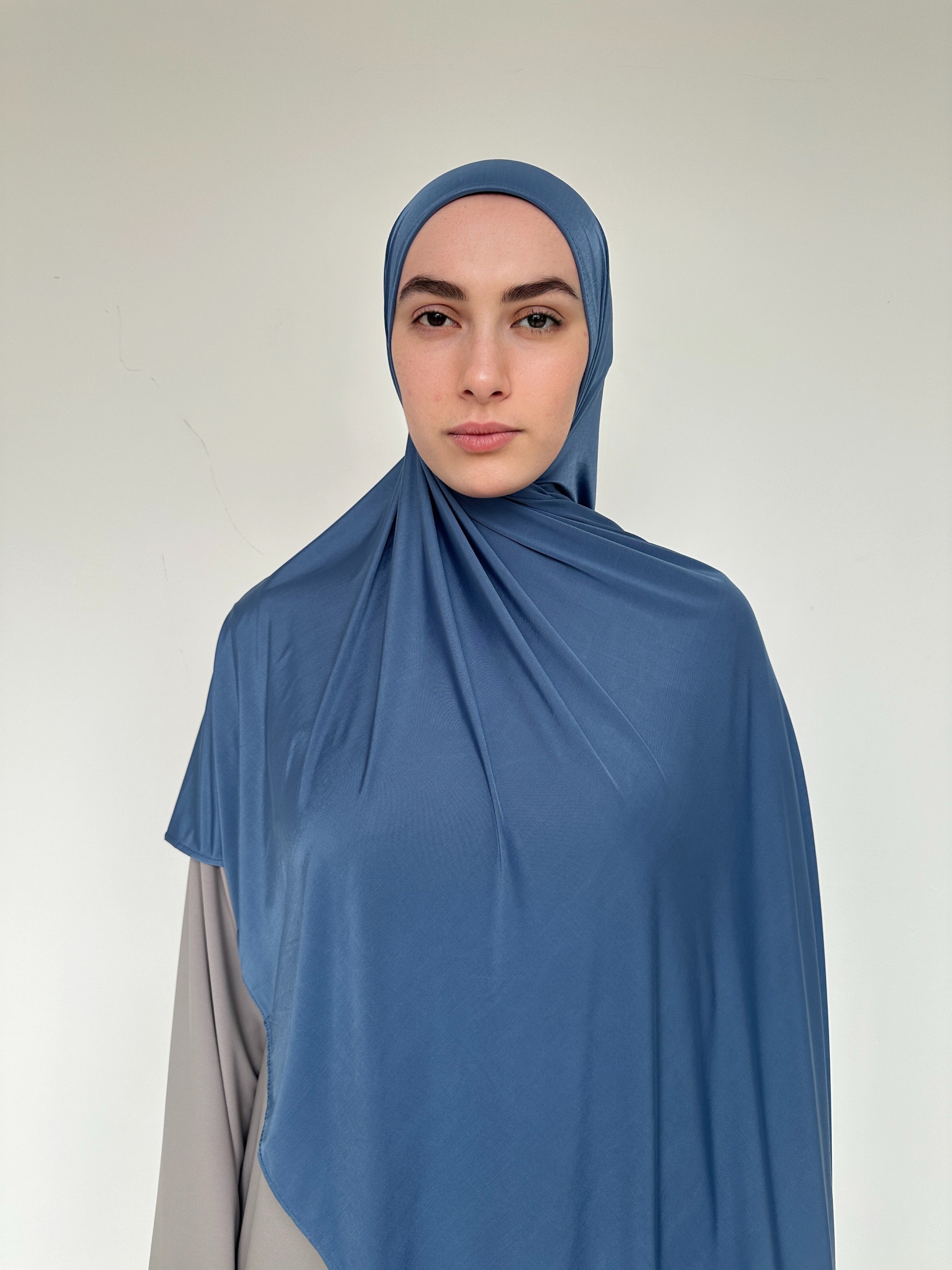 Hijab Jersey Liquid bleu orage, une nuance gris-bleu moderne.
