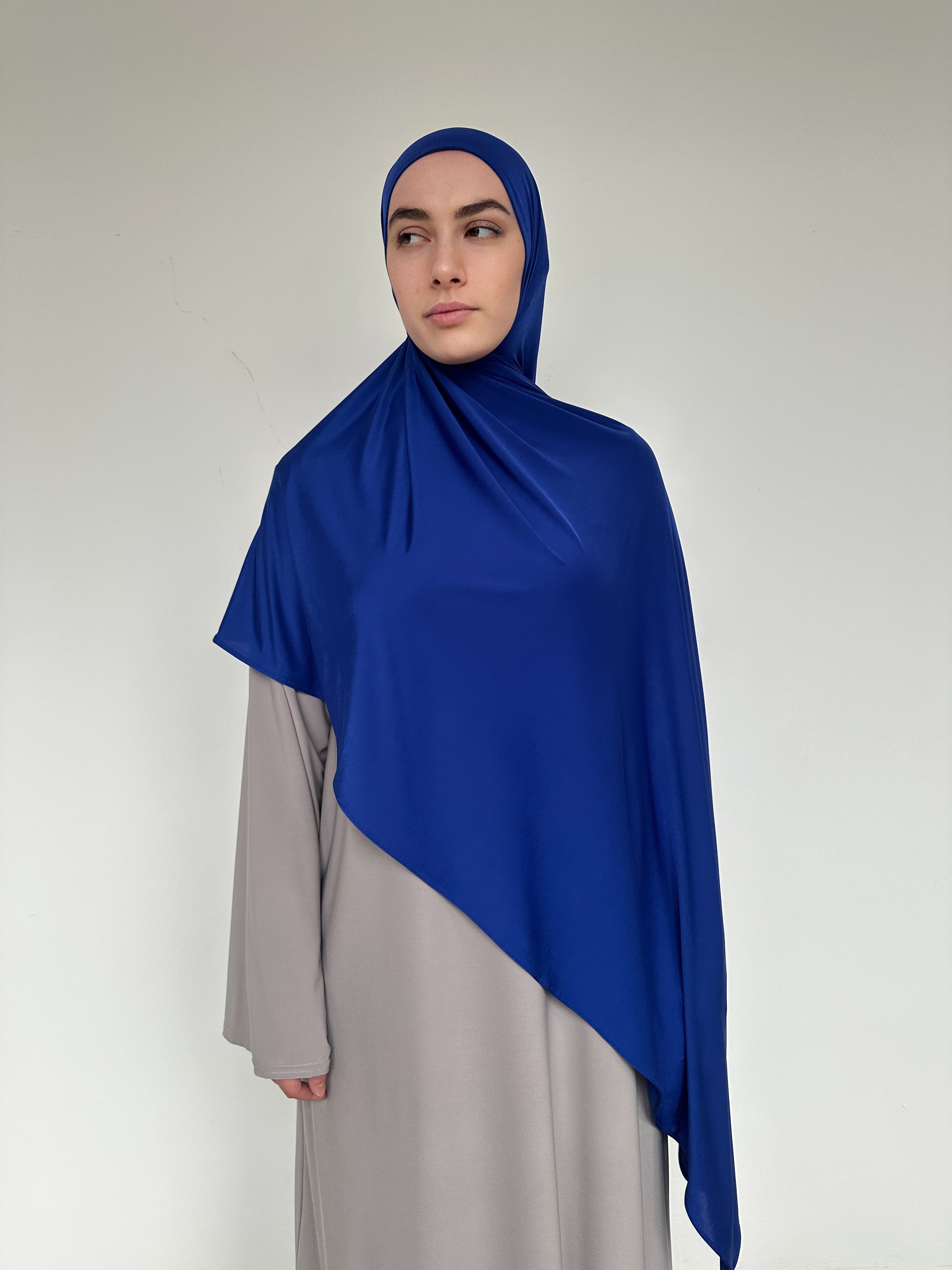 Hijab Jersey Liquid bleu royal intense, tissu fluide et chic.