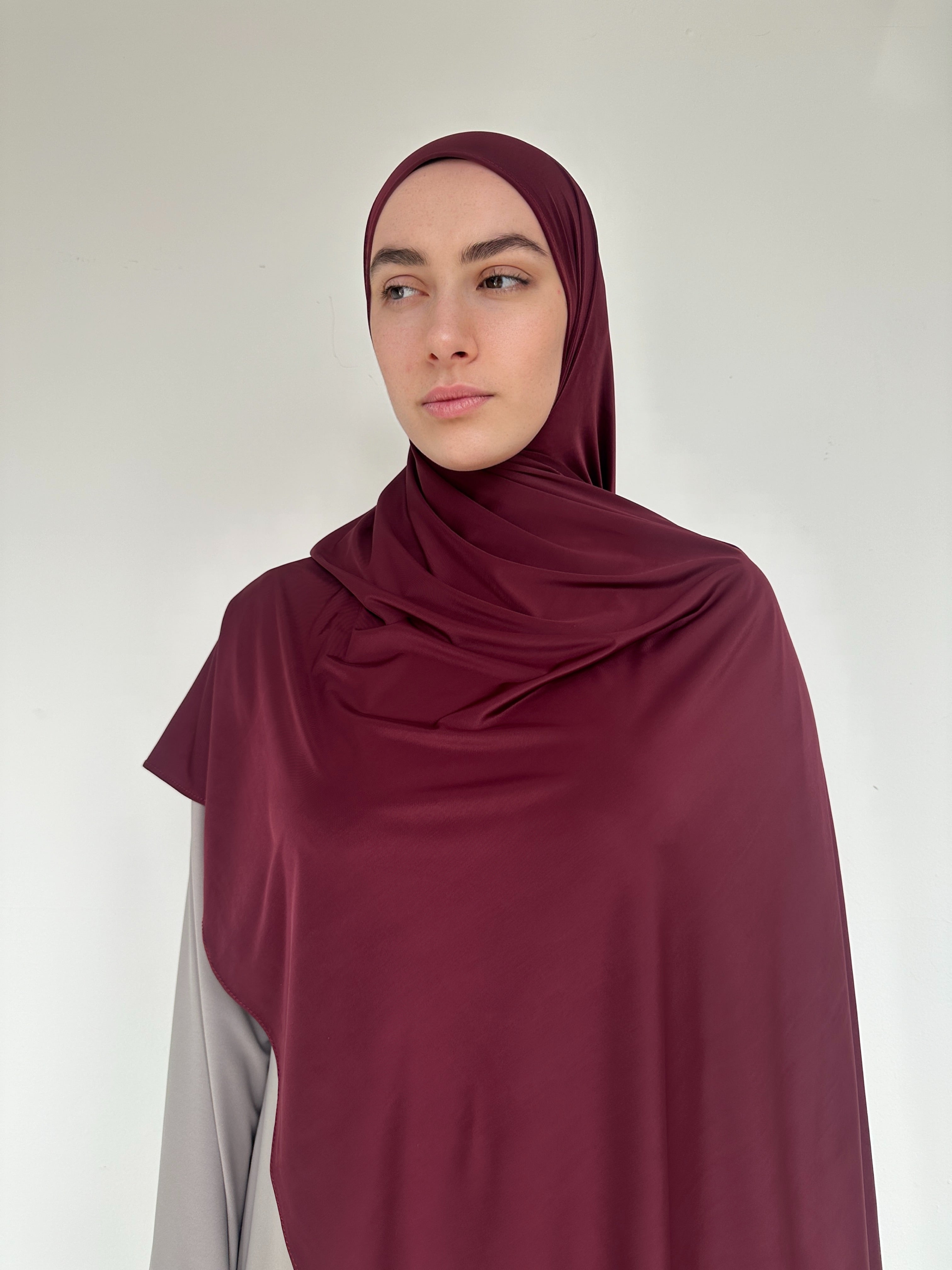 Hijab Jersey Liquid bordeaux profond, idéal pour une touche de couleur sobre.