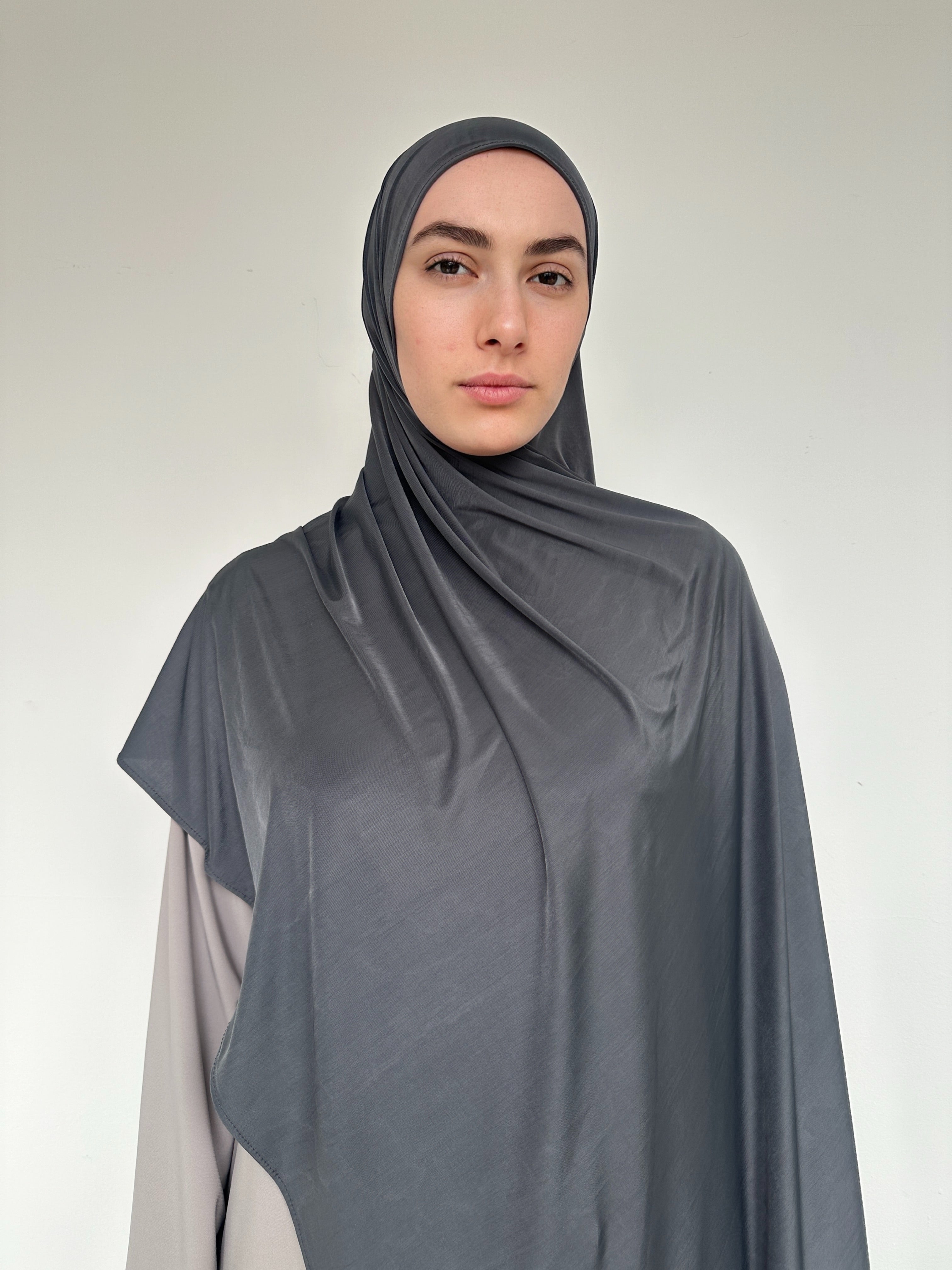 Hijab Jersey Liquid gris anthracite foncé, tissu fluide et chic.