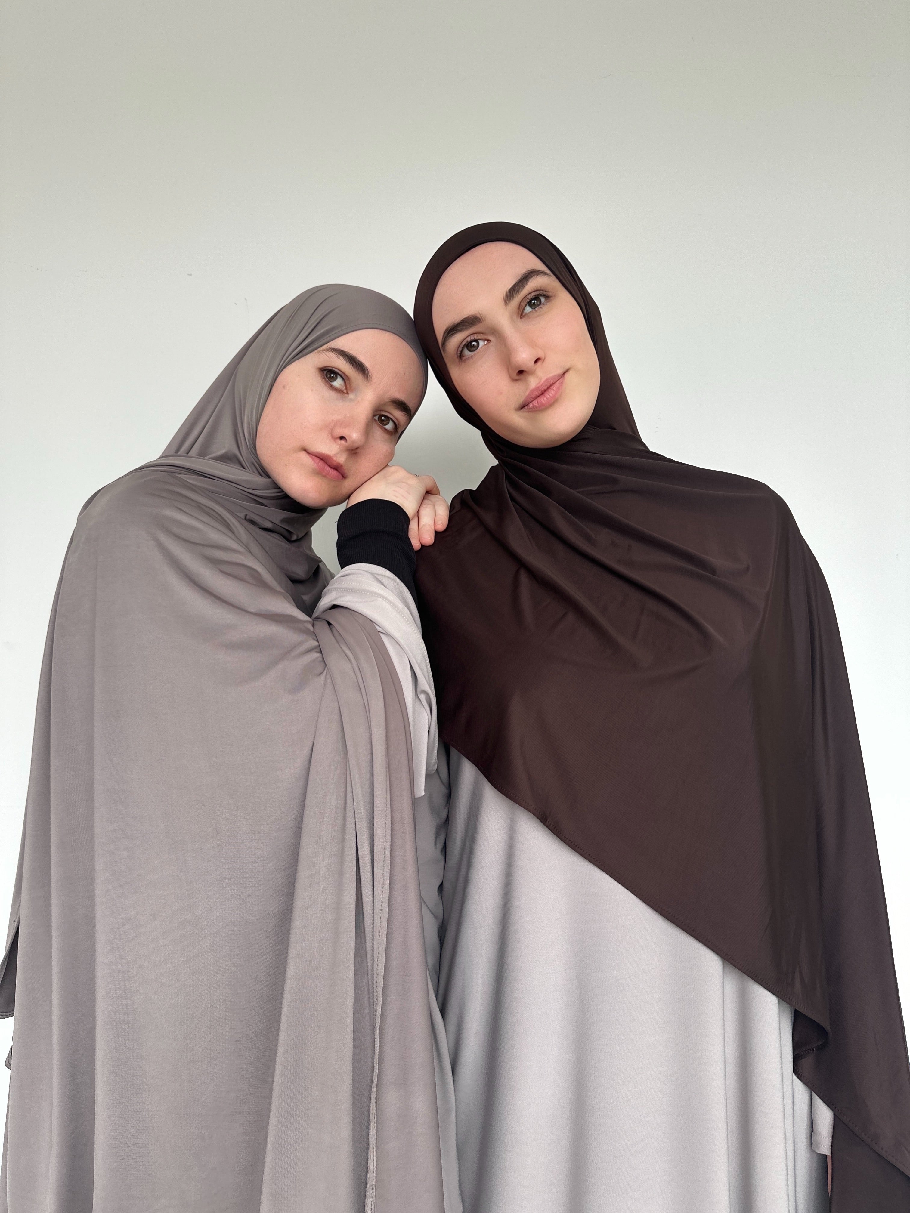 Hijab Jersey Liquid marron chocolat, une couleur chaude et riche.