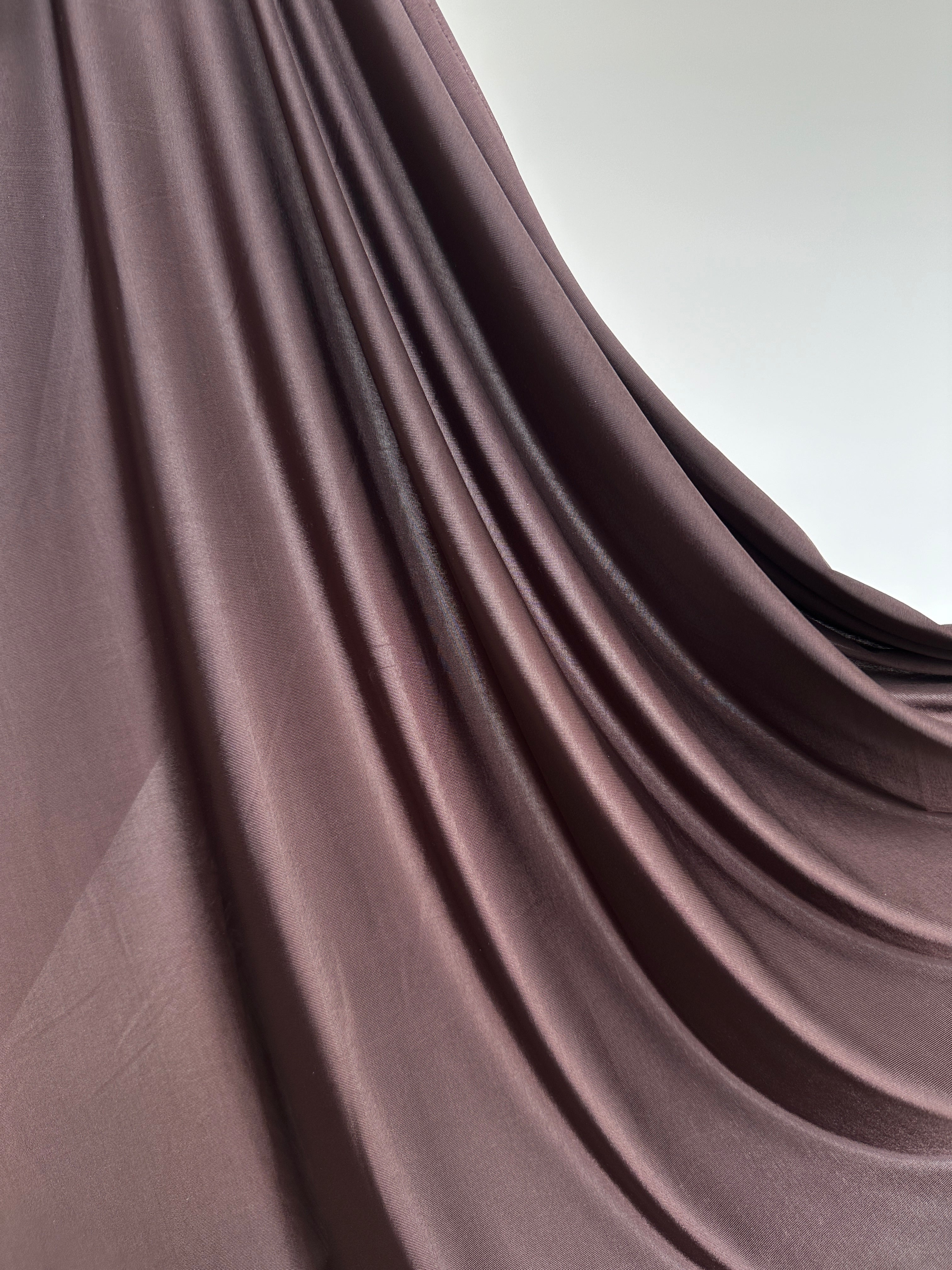 Détail du tissu jersey liquide marron foncé, douceur et extensibilité.