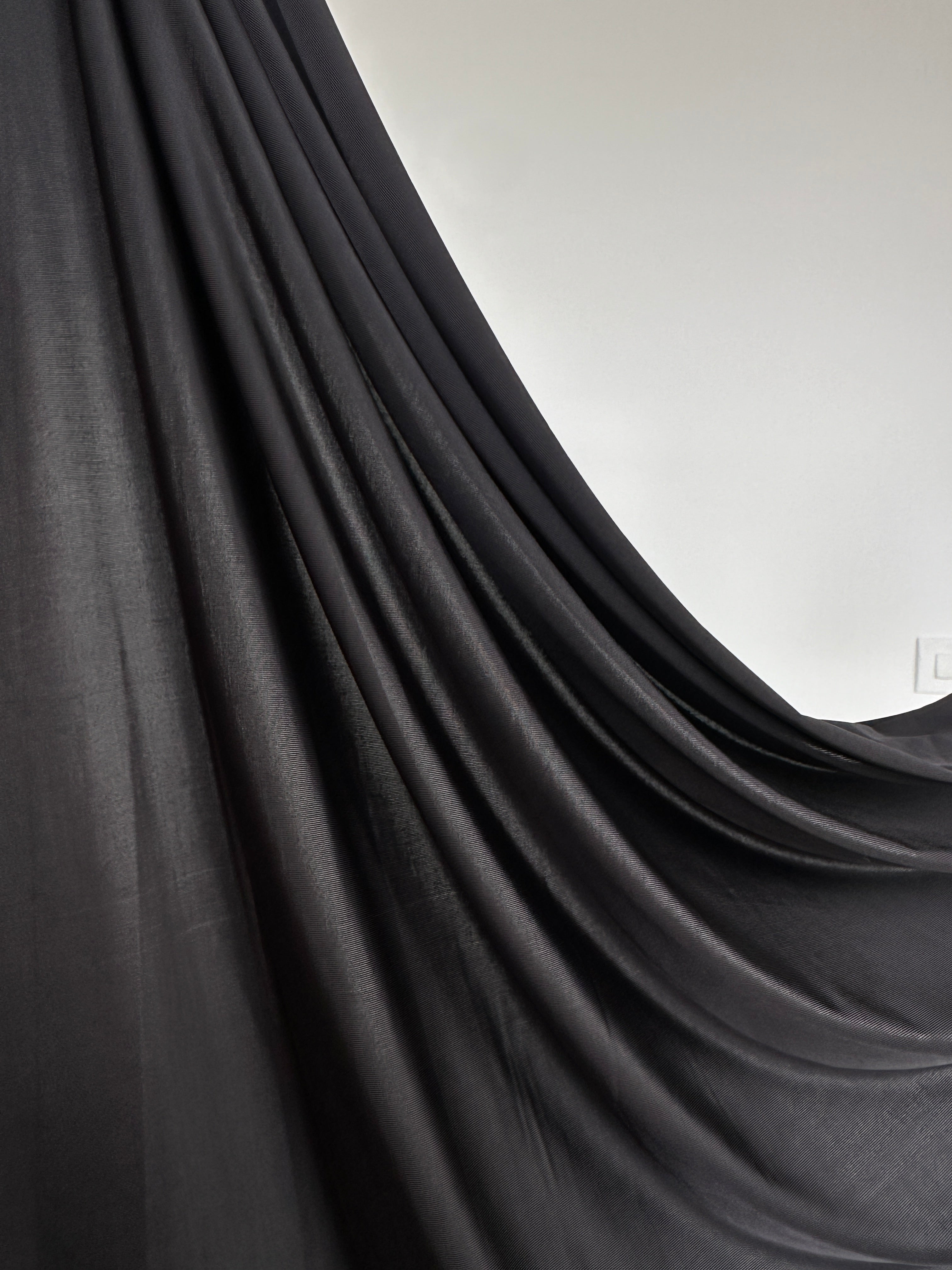 Hijab Jersey Liquid noir profond, l'essentiel de votre garde-robe.