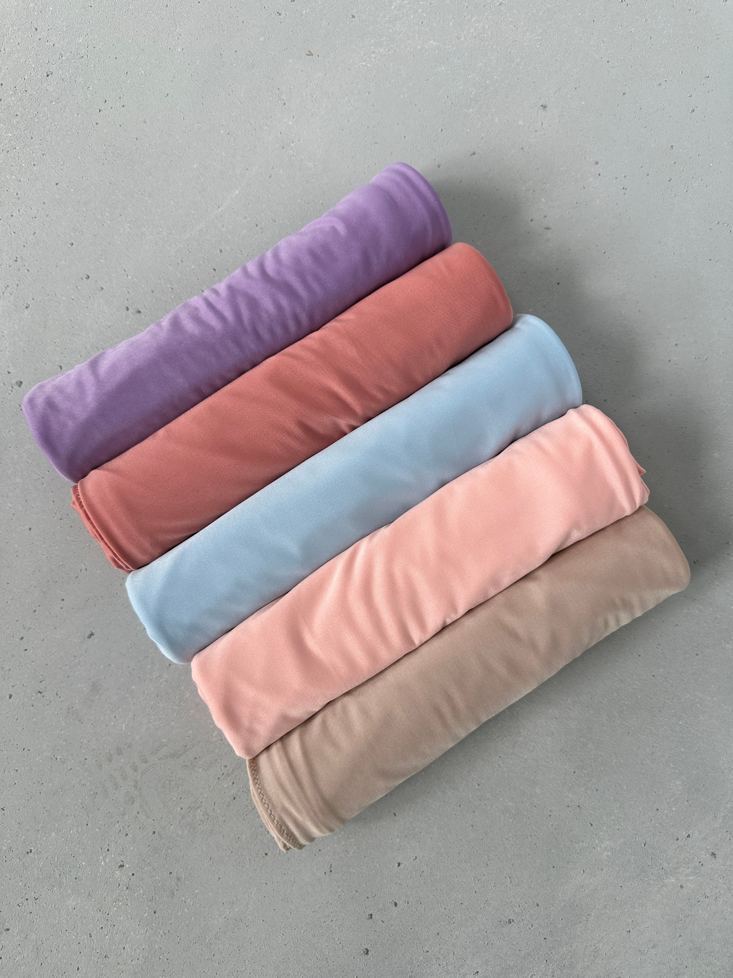 Finition du hijab jersey liquide coloris beige crème ou sable.