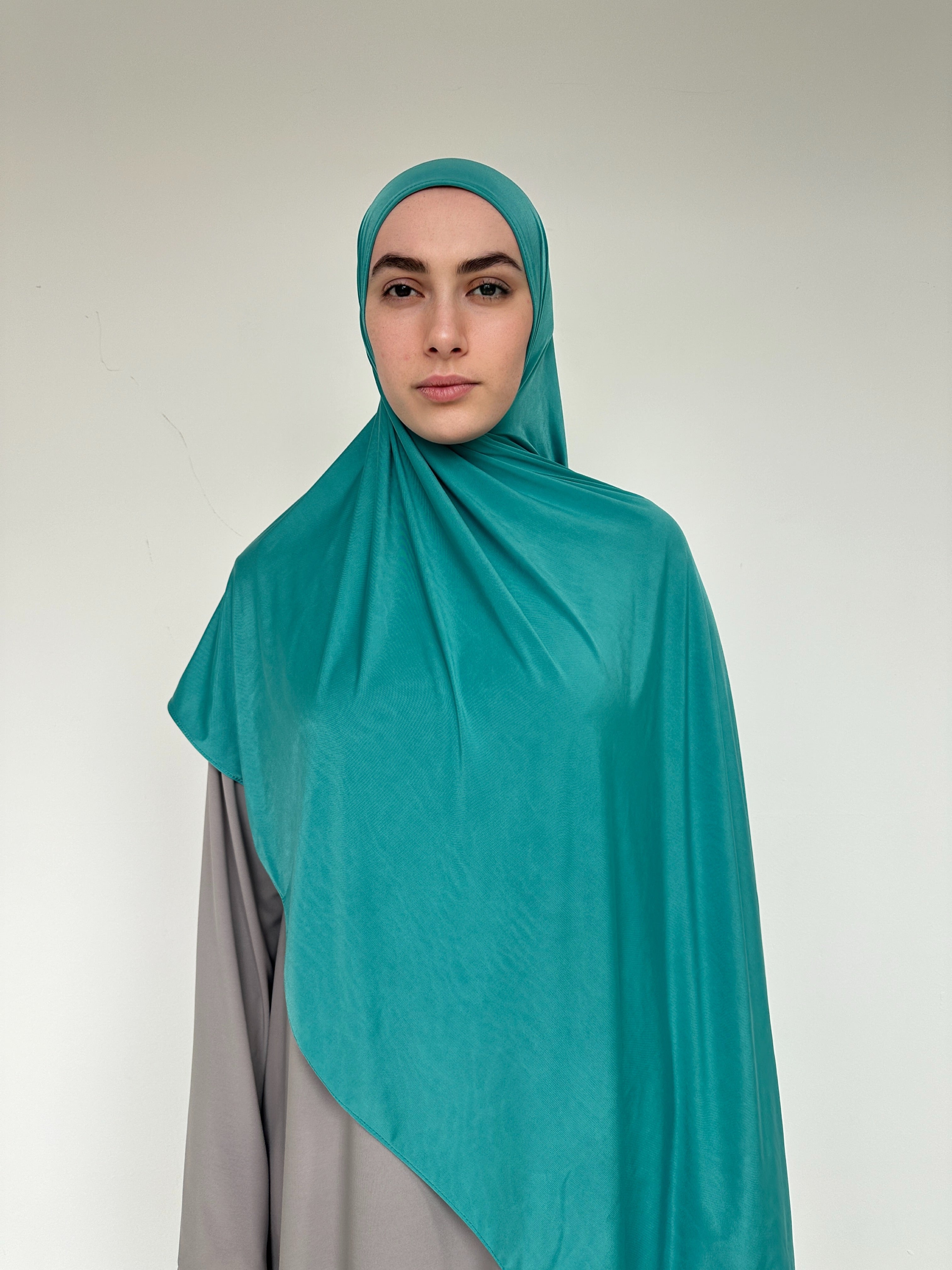 Hijab chic couleur lagon, tissu respirant et extensible.