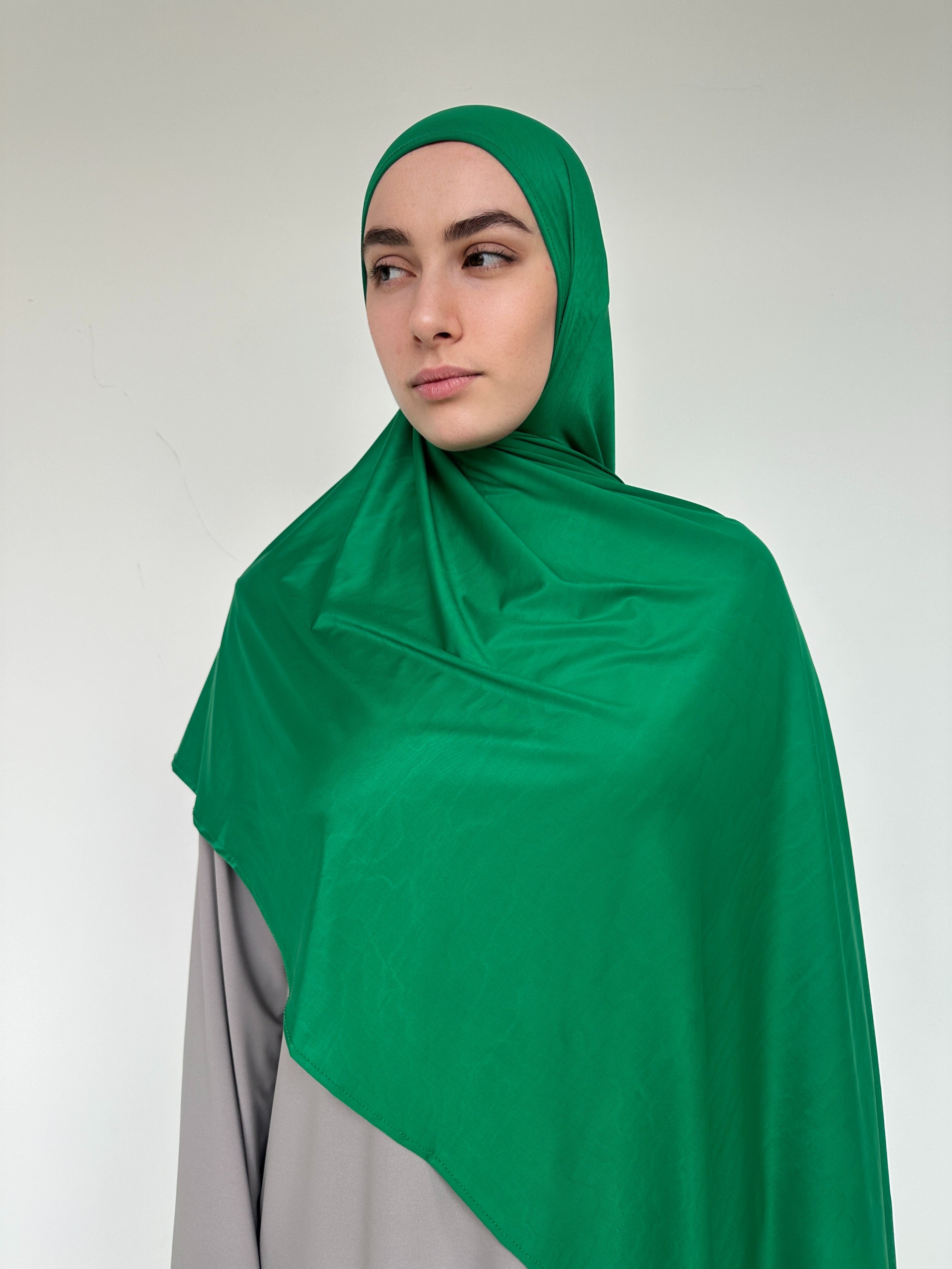 Hijab extensible vert prairie sans épingles, maintien parfait.