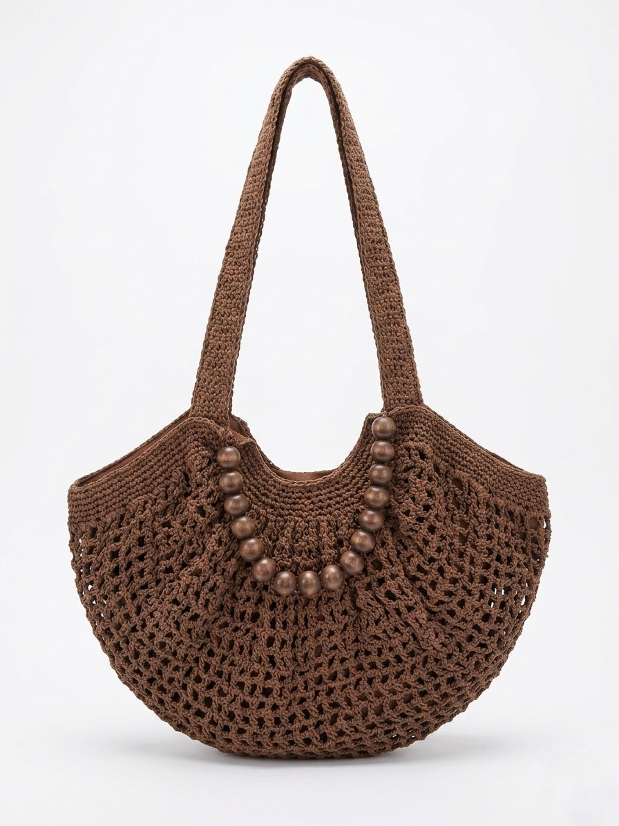 Sac cabas en crochet marron avec double anse et poignée décorative en perles de bois, style bohème chic.