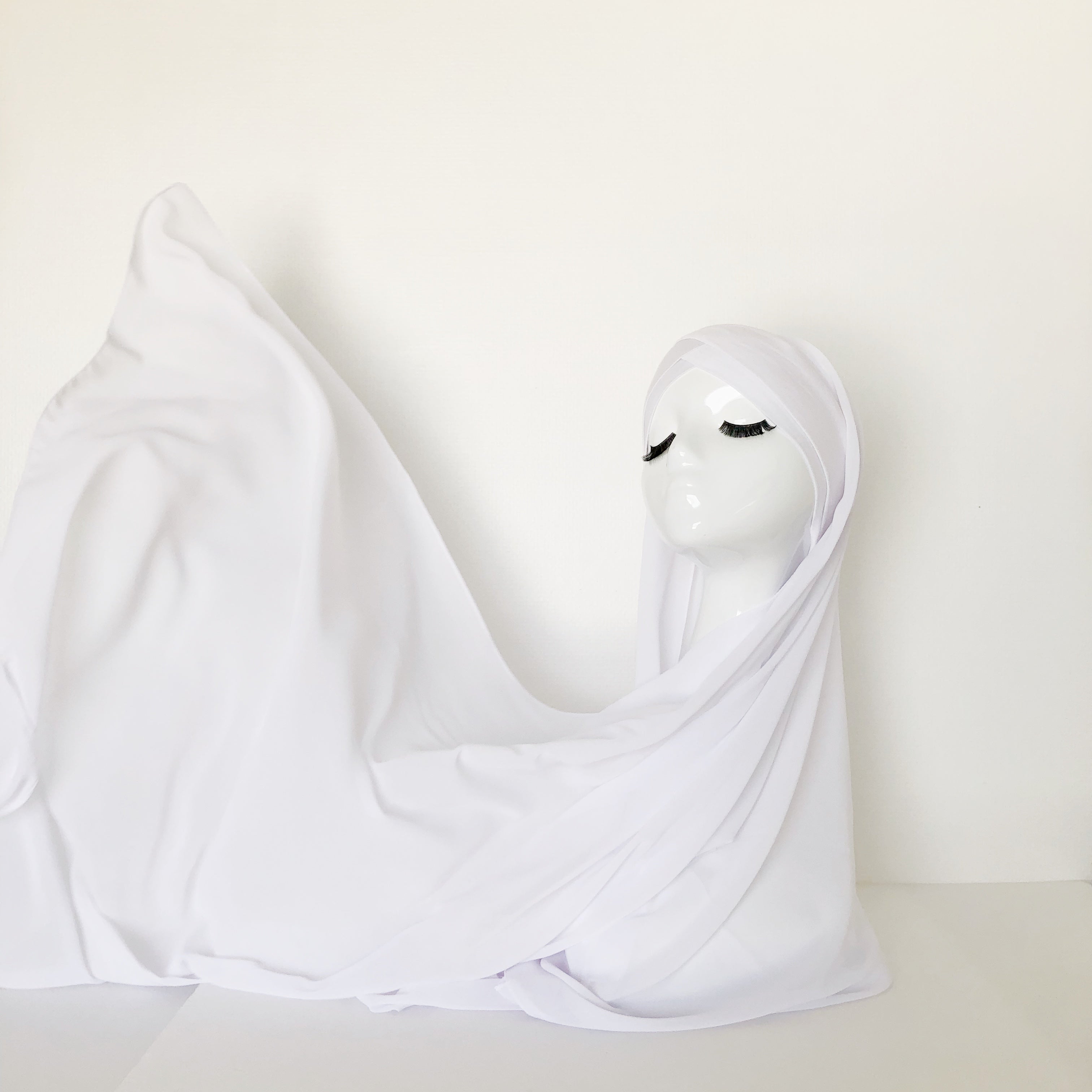 Hijab à enfiler, hijab qui s’enfile, hijab facile à porter, hijab avec bonnet, hijab mousseline, blanc