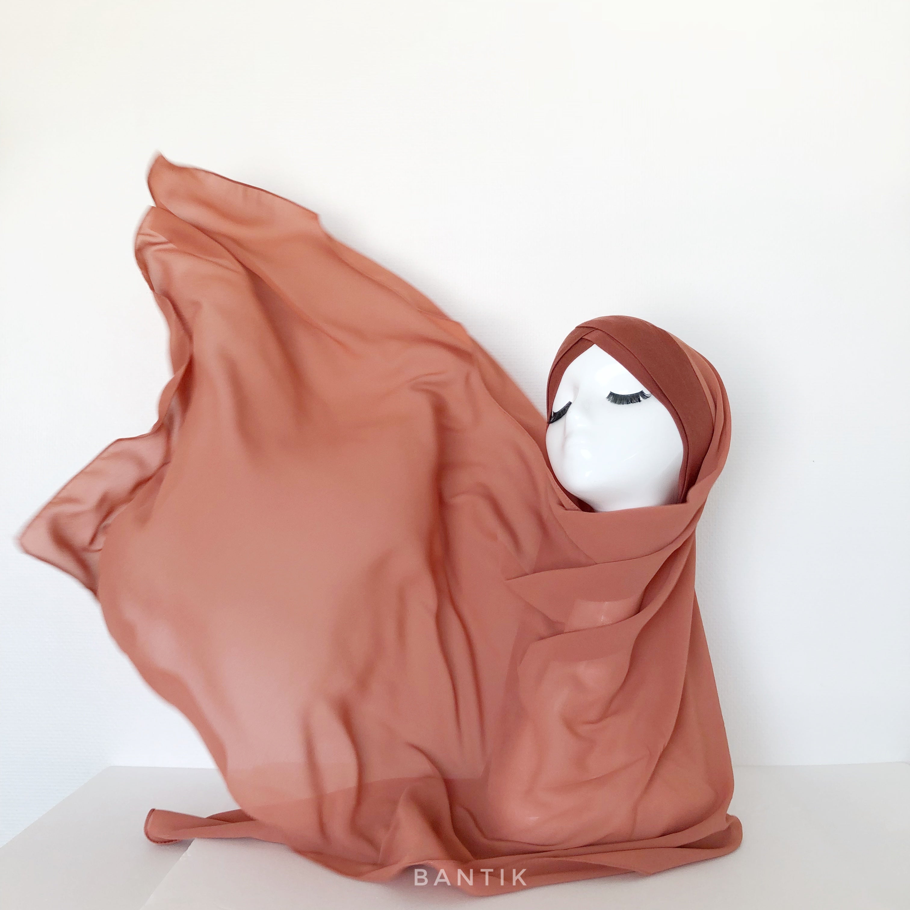 Hijab à enfiler, hijab qui s’enfile, hijab facile à porter, hijab avec bonnet, hijab mousseline, orange