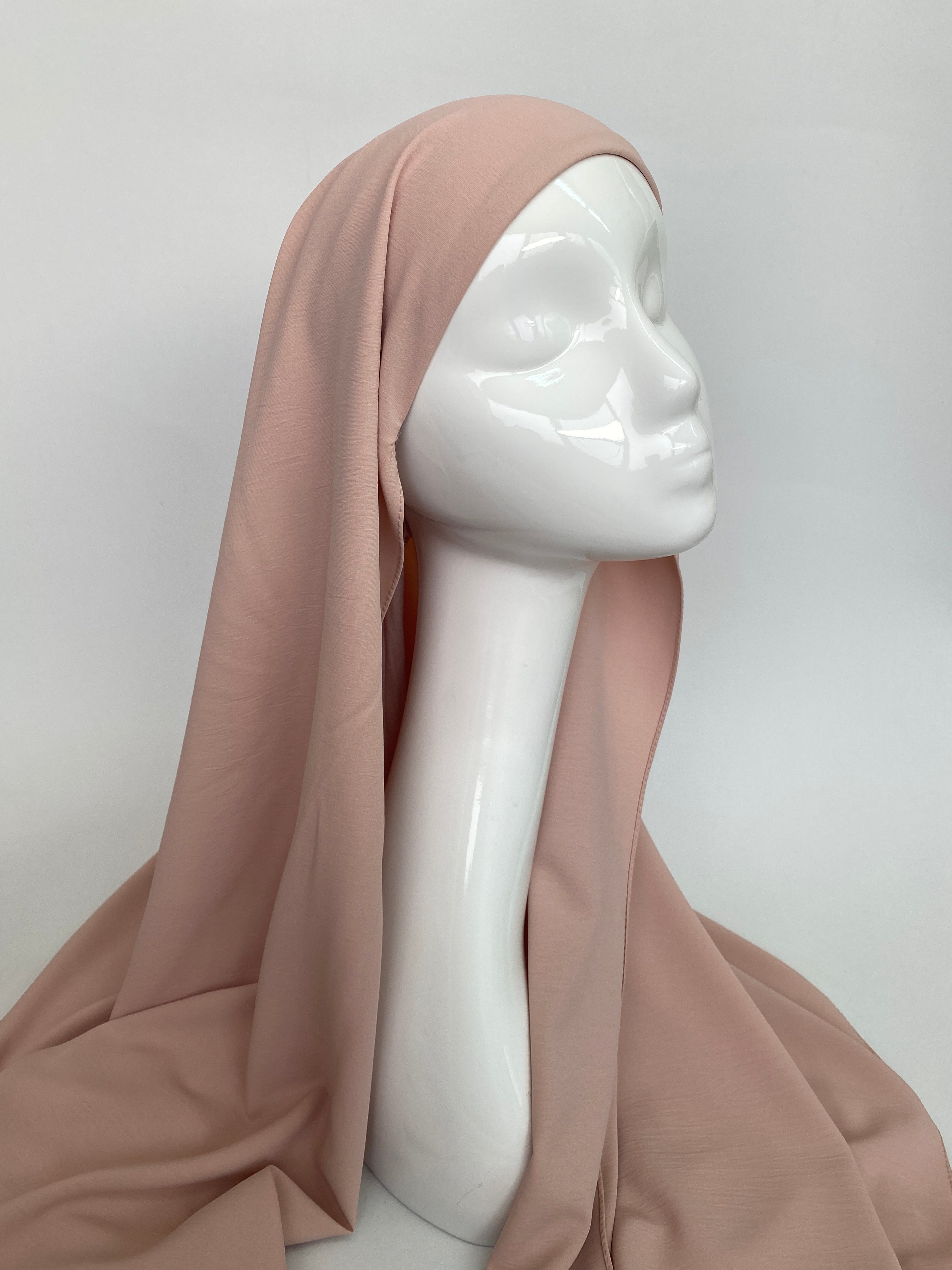 Hijab à enfiler nude, slip on hijab, hijab easy to wear, hijab facile à enfiler.