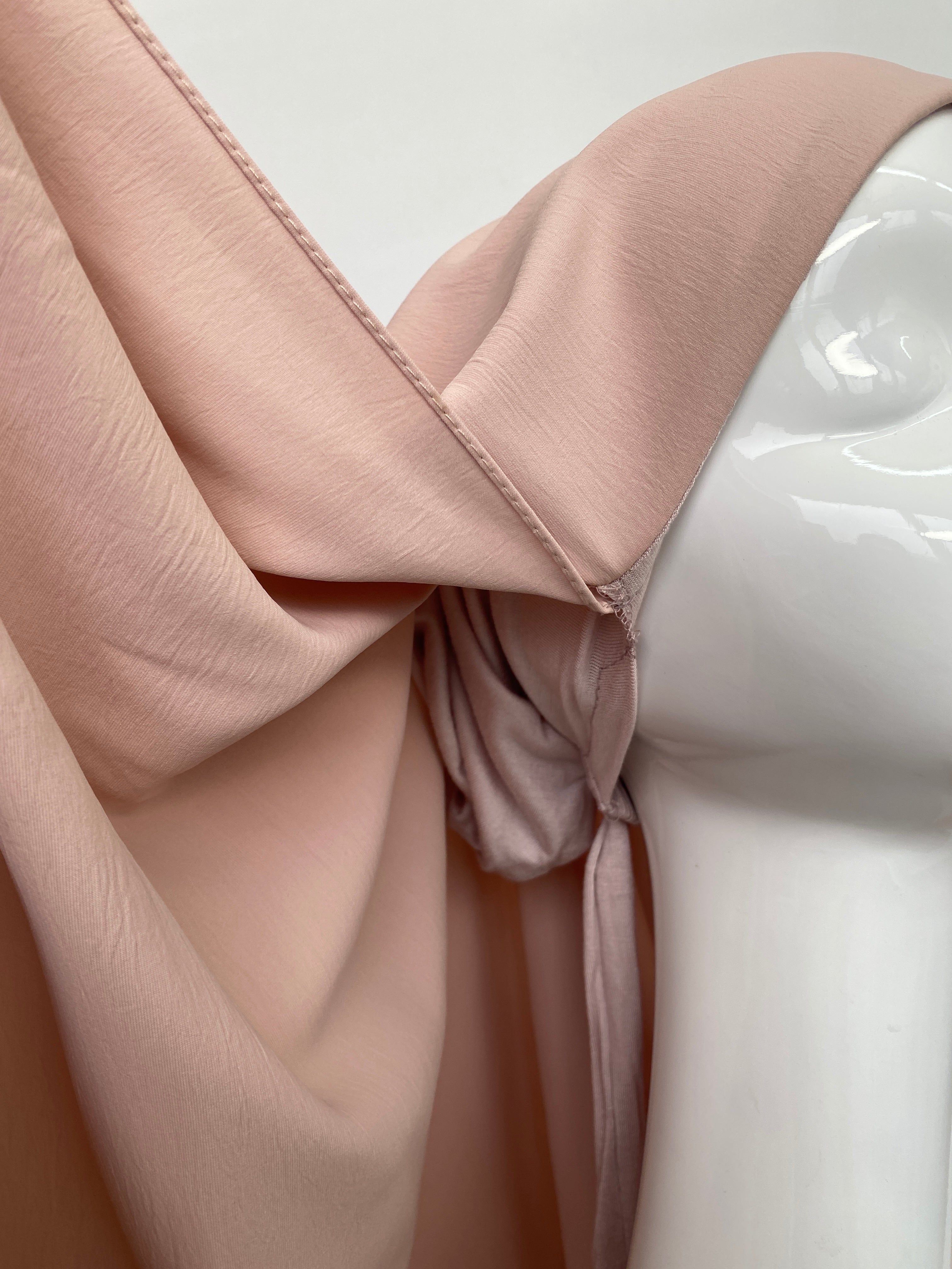 Hijab à enfiler nude, slip on hijab, hijab easy to wear, hijab facile à enfiler.