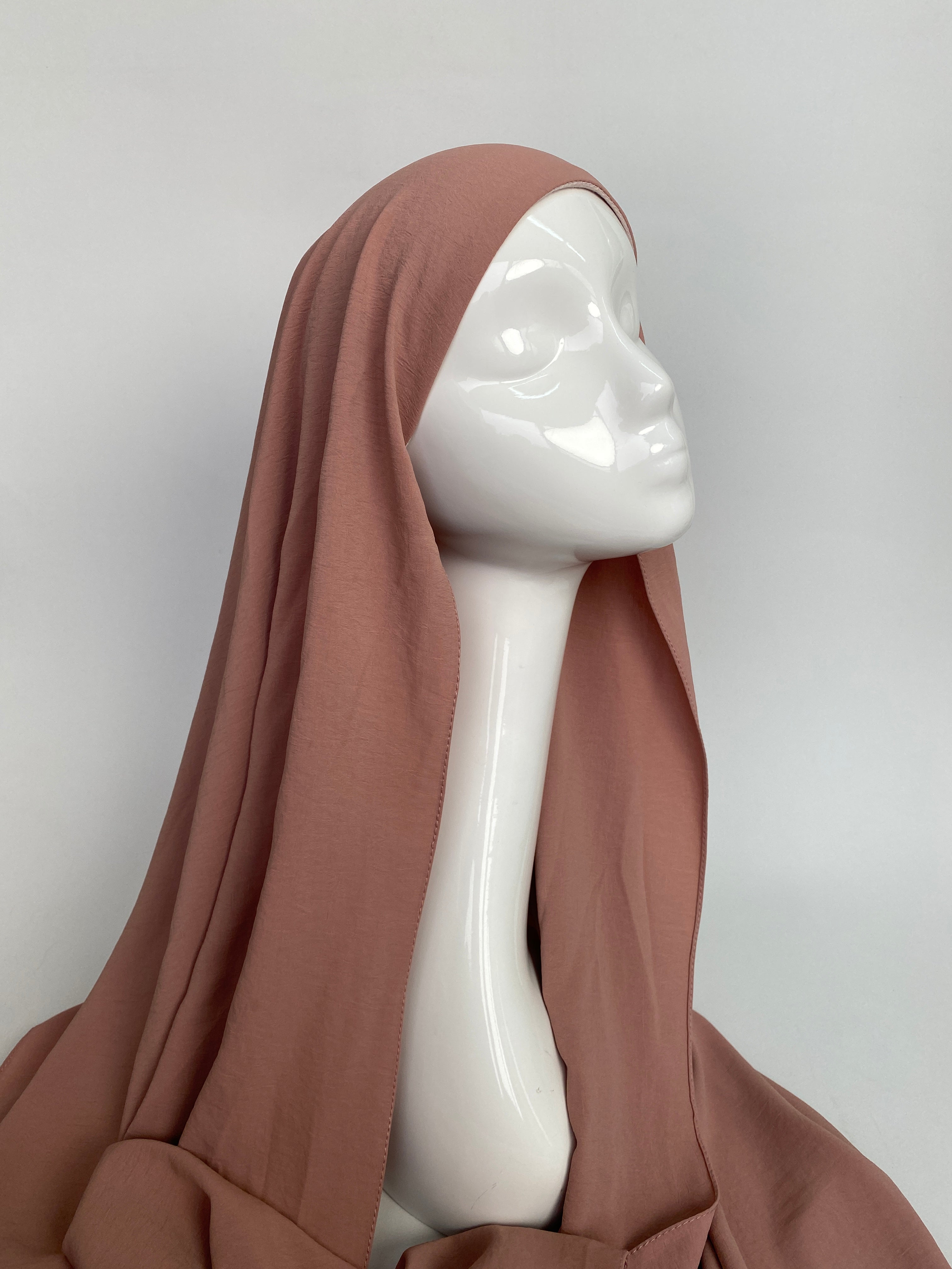 Hijab à enfiler nude, slip on hijab, hijab easy to wear, hijab facile à enfiler.
