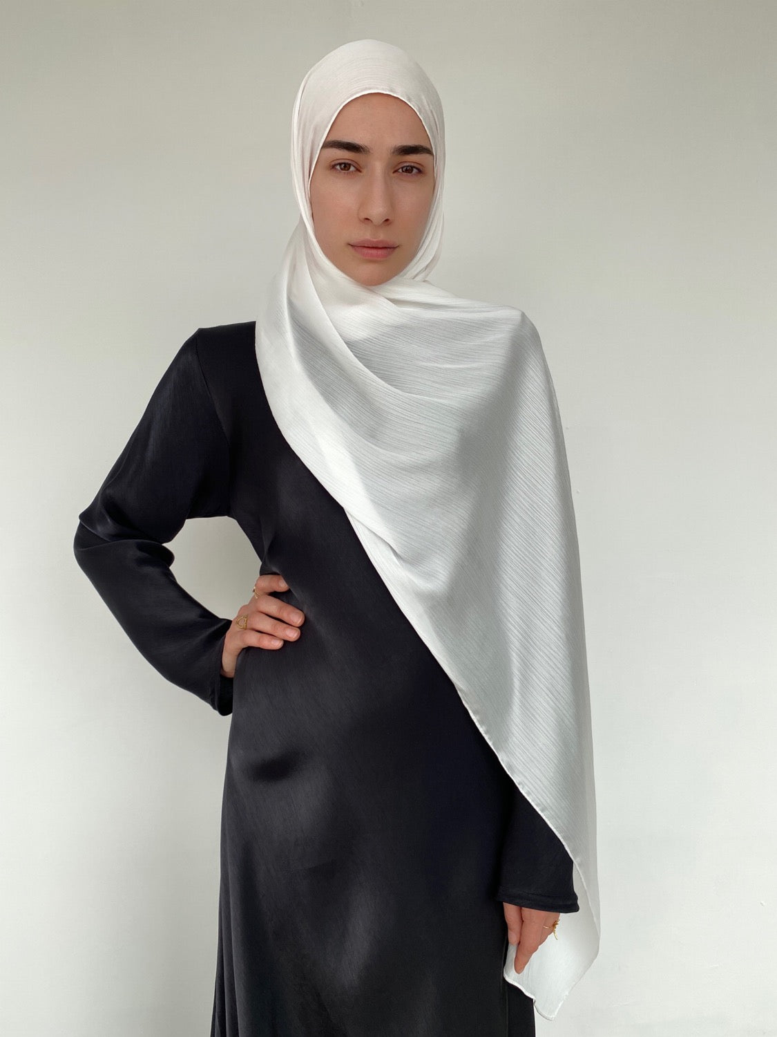 HIJAB EFFET SATIN BLANC CASSÉ - BANTIK