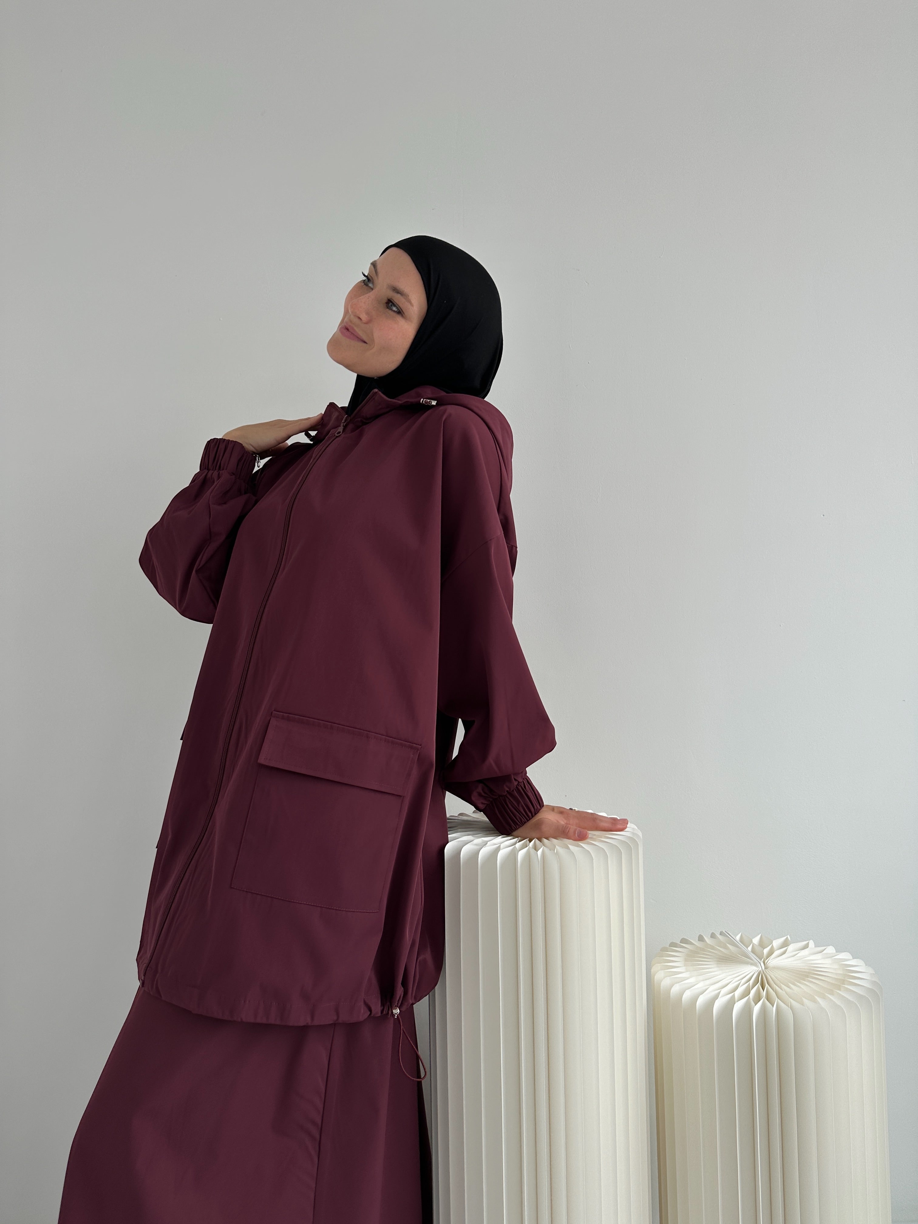 Style élégant et protection contre la pluie ☔️. Jupe longue imperméable + pull léger avec capuche et fermeture éclair. Parfait pour un look tendance et pratique en toute saison