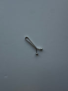 Cette pince pour voile combine praticité et style. Elle maintient solidement votre hijab tout en préservant la délicatesse du tissu, idéale pour toutes les occasions.