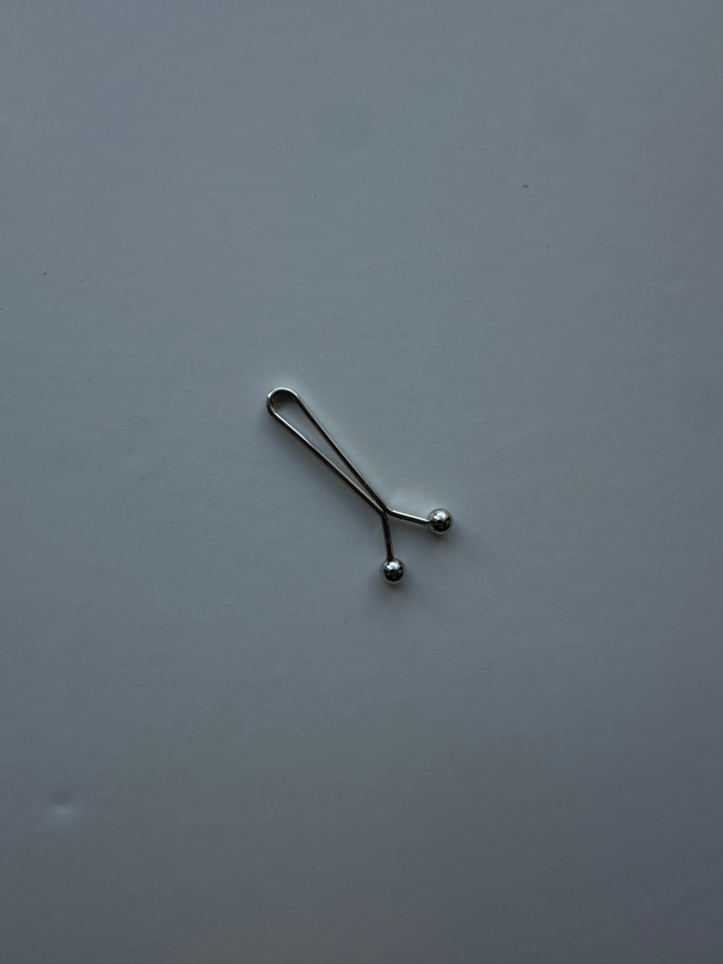 Cette pince pour voile combine praticité et style. Elle maintient solidement votre hijab tout en préservant la délicatesse du tissu, idéale pour toutes les occasions.