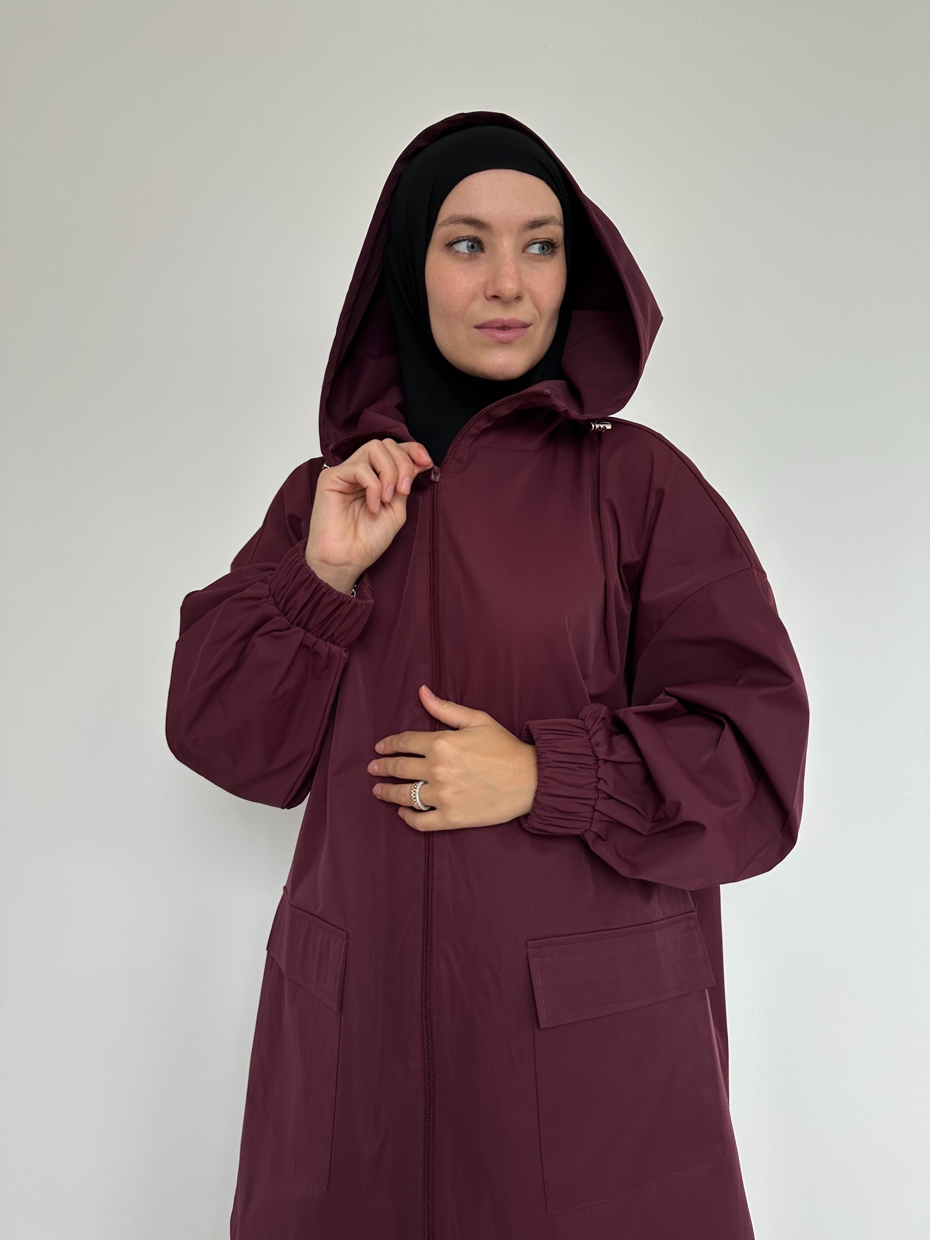 Style élégant et protection contre la pluie ☔️. Jupe longue imperméable + pull léger avec capuche et fermeture éclair. Parfait pour un look tendance et pratique en toute saison