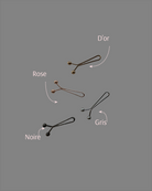 Pince pour voile indispensable pour un hijab impeccable. Elle maintient le tissu en place tout au long de la journée sans créer de plis.