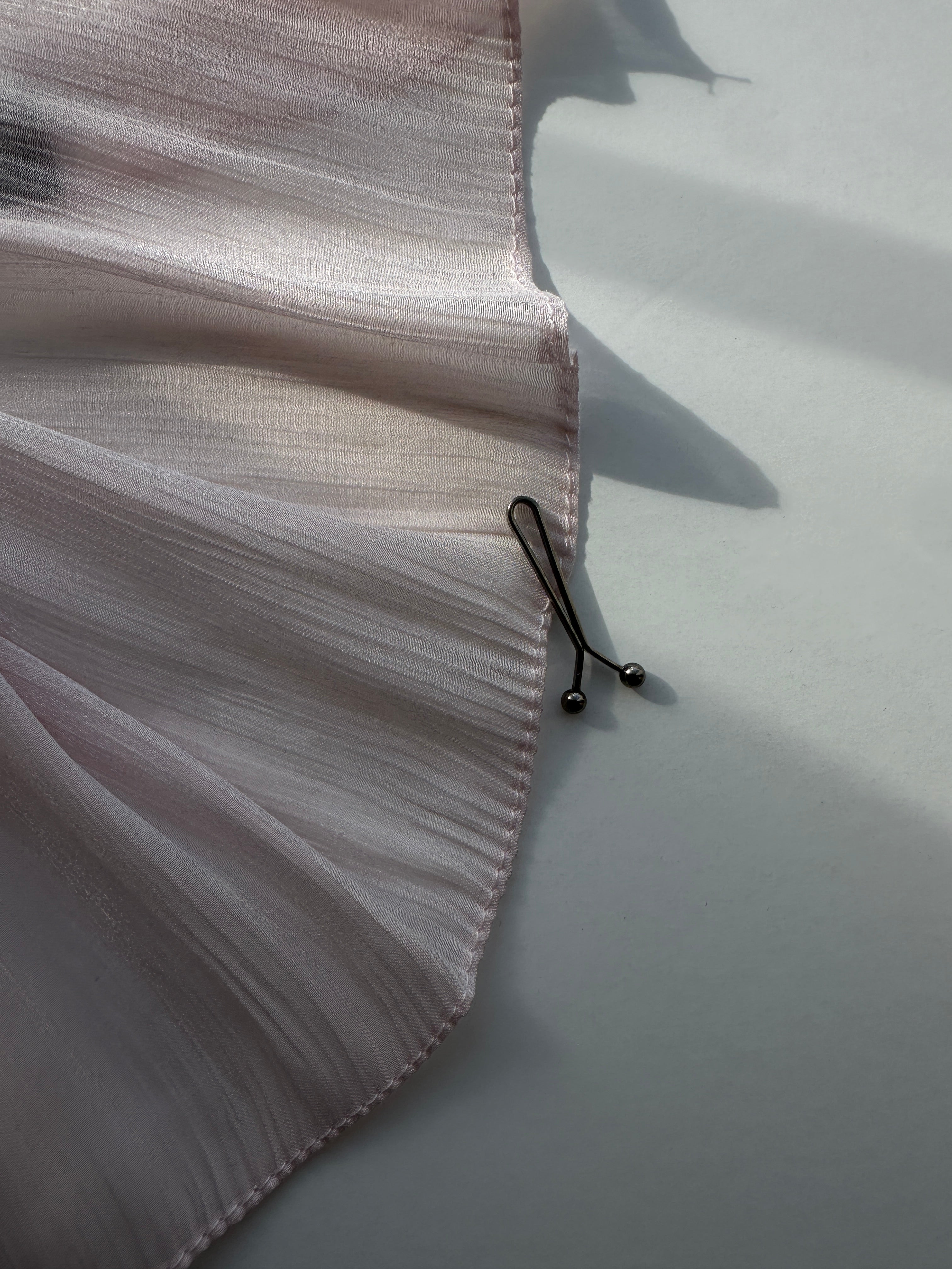 Cette pince pratique permet de maintenir votre hijab sans glisser, tout en respectant la délicatesse du tissu. Idéale pour un look soigné toute la journée.