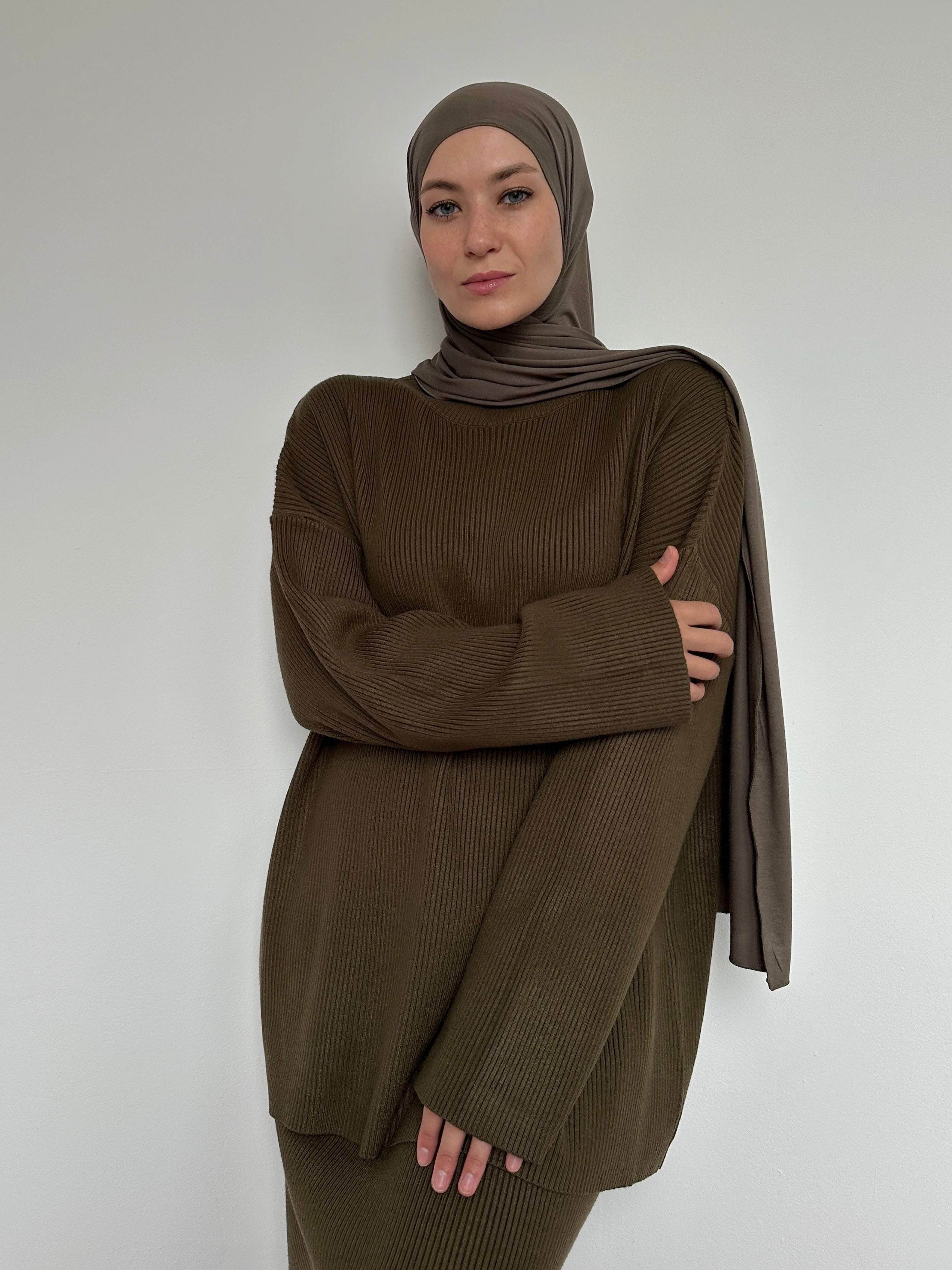 Ensemble Maille Jupe et Pull kaki– jupe 100 cm et pull col montant avec manches tombantes – BANTIK