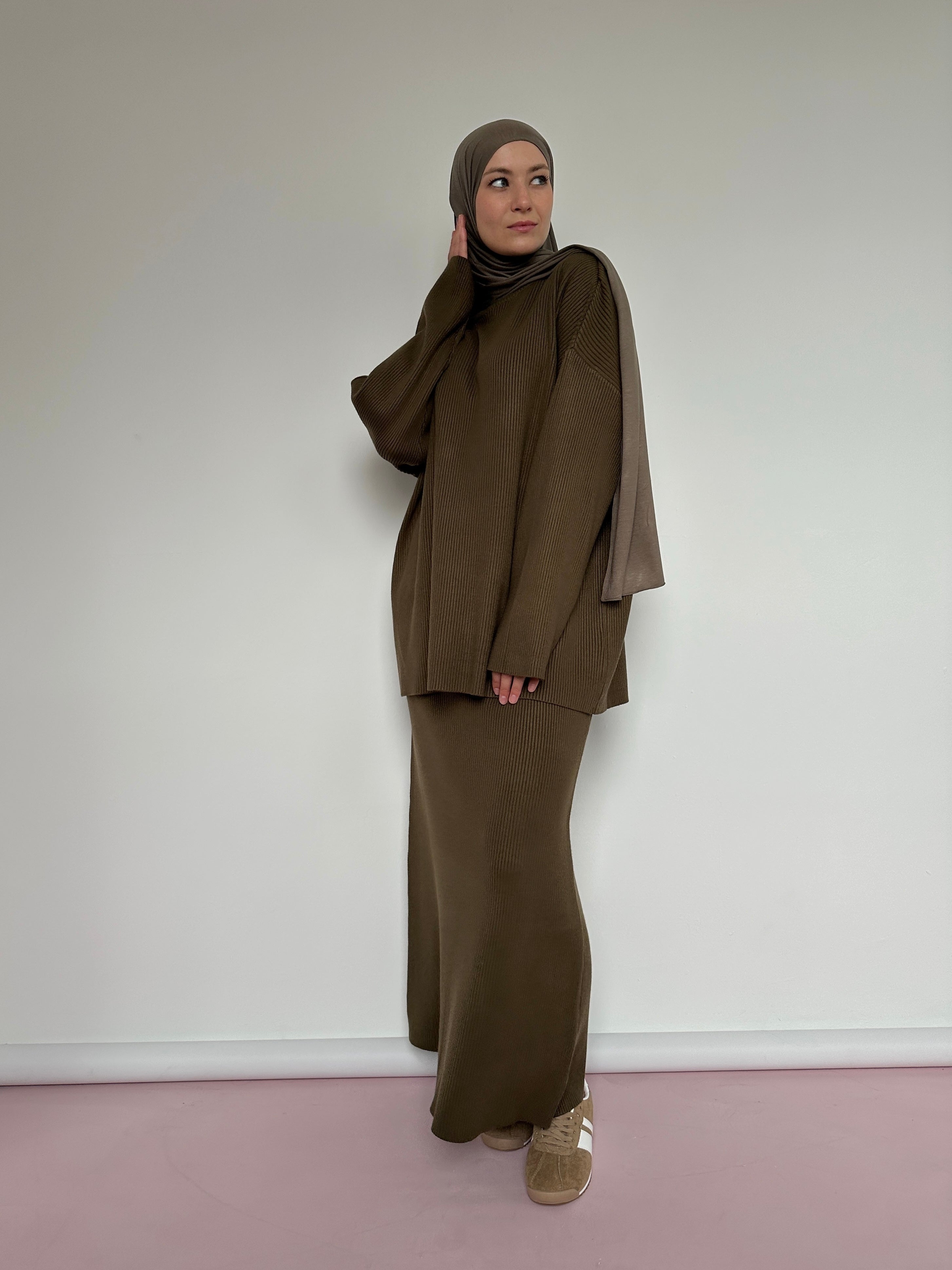 Ensemble Maille Jupe et Pull kaki– jupe 100 cm et pull col montant avec manches tombantes – BANTIK
